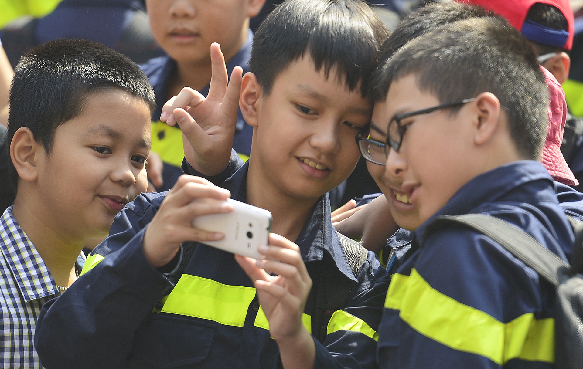 Canh tre nho chia tay bo me di 'linh' anh 3