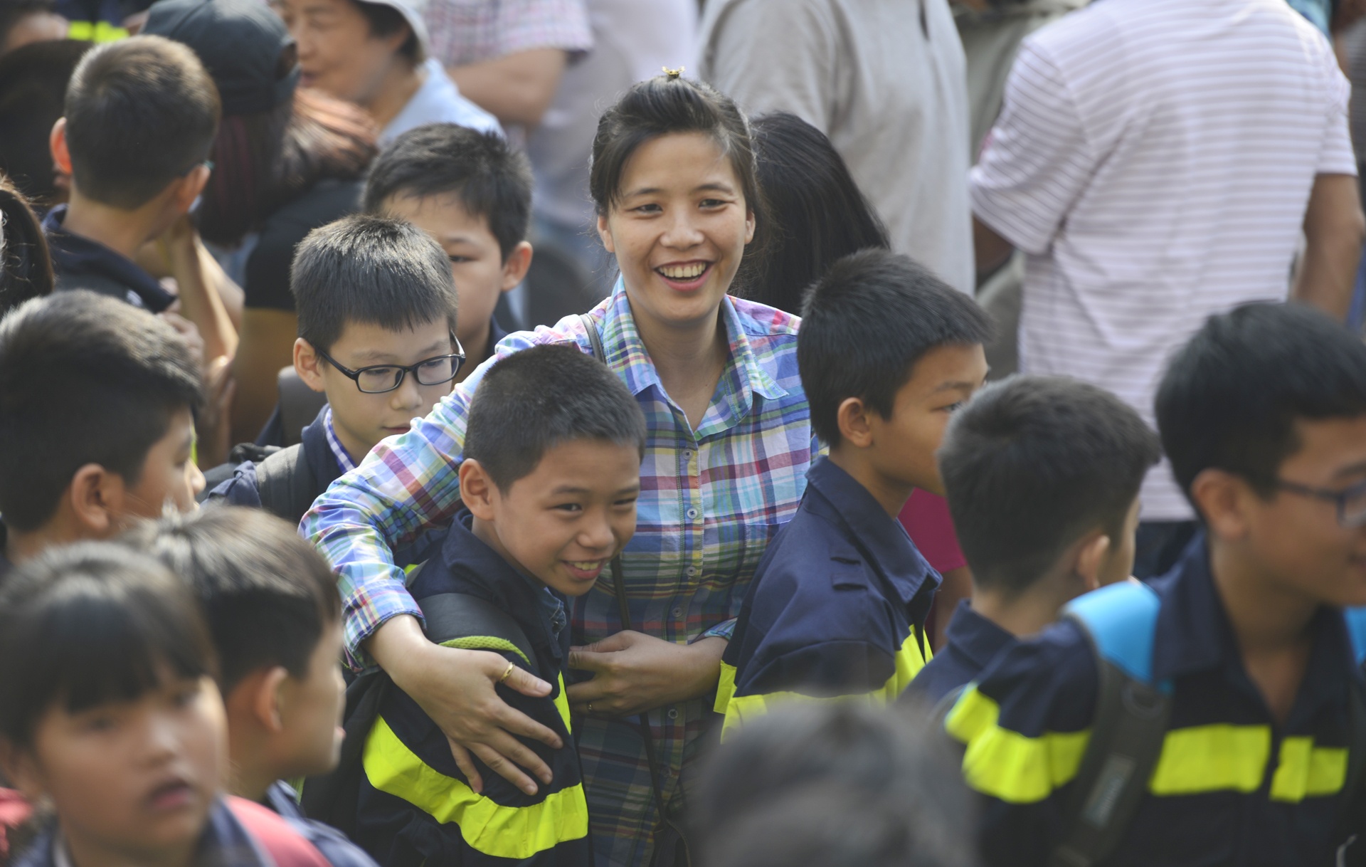 Canh tre nho chia tay bo me di 'linh' anh 4