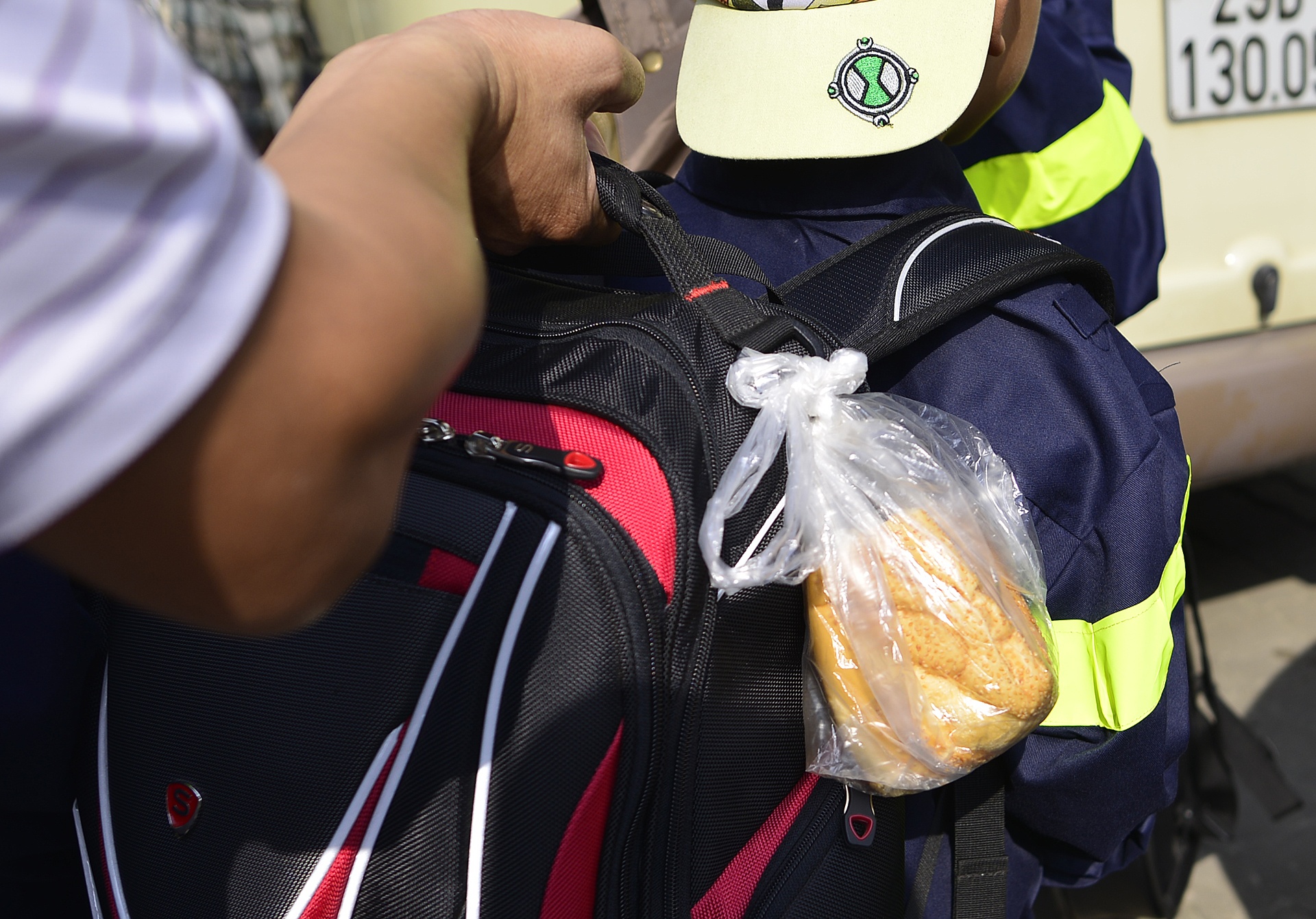 Canh tre nho chia tay bo me di 'linh' anh 5