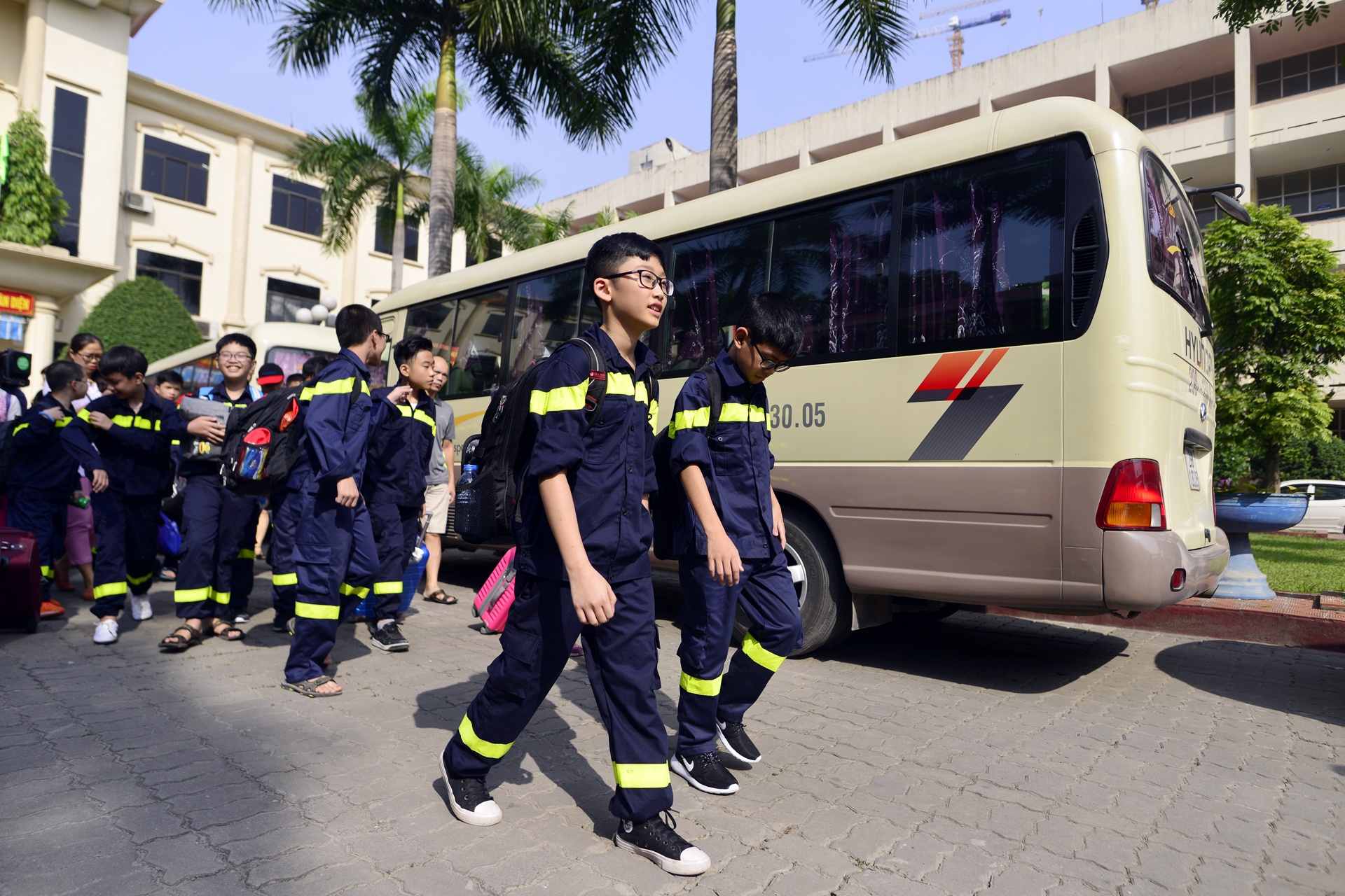 Canh tre nho chia tay bo me di 'linh' anh 6