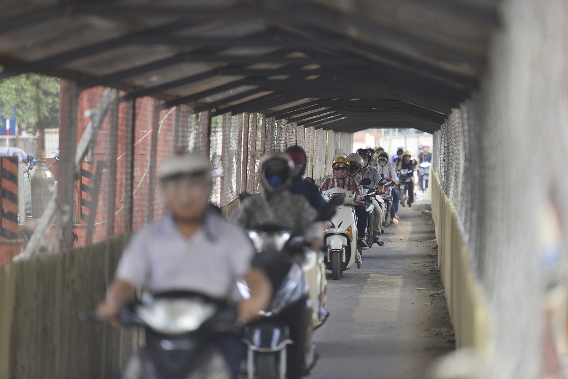 Dong nguoi di qua 'ham' duong sat tren cao hinh anh