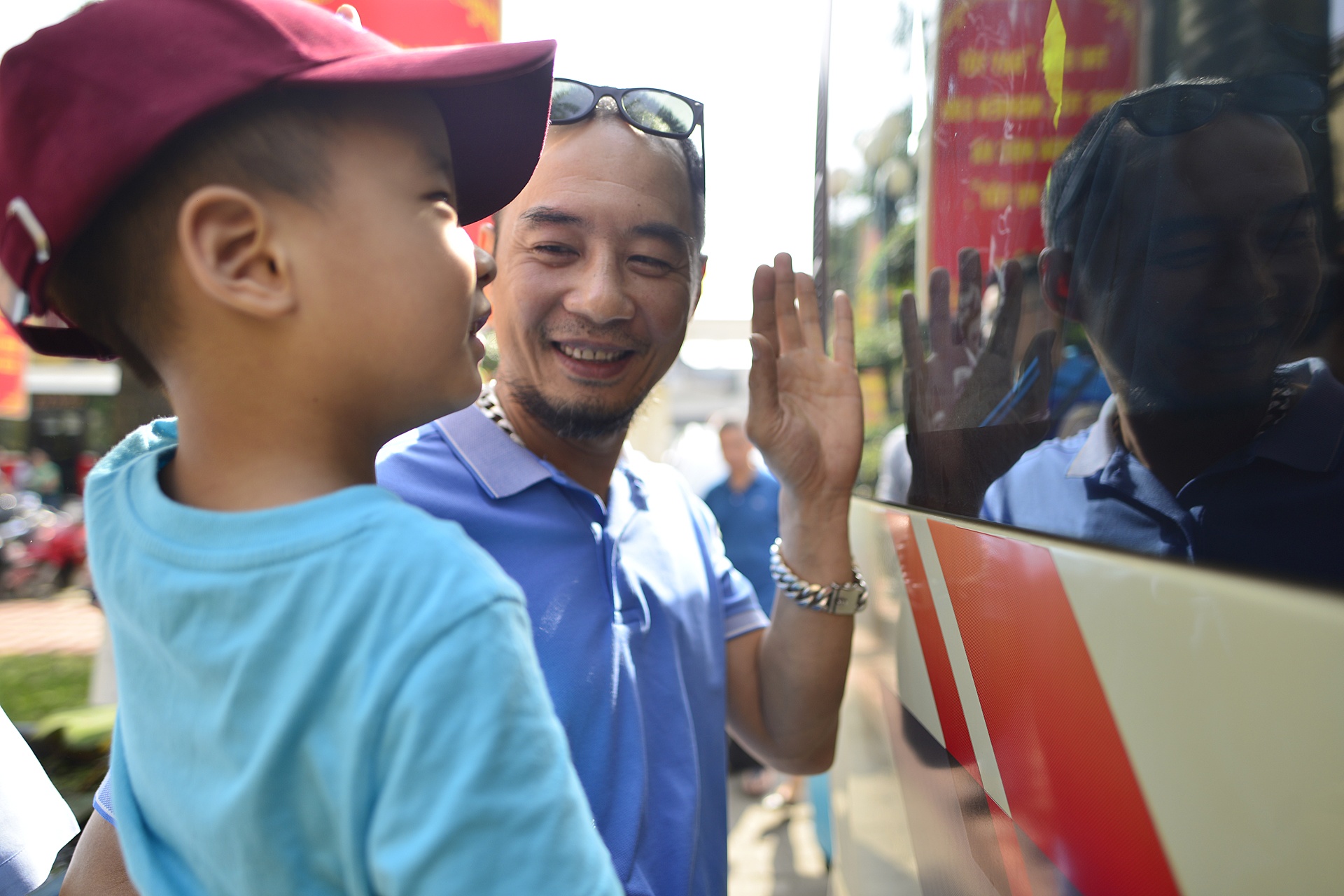 Gan tram tre nho chia tay bo me di 'linh' hinh anh