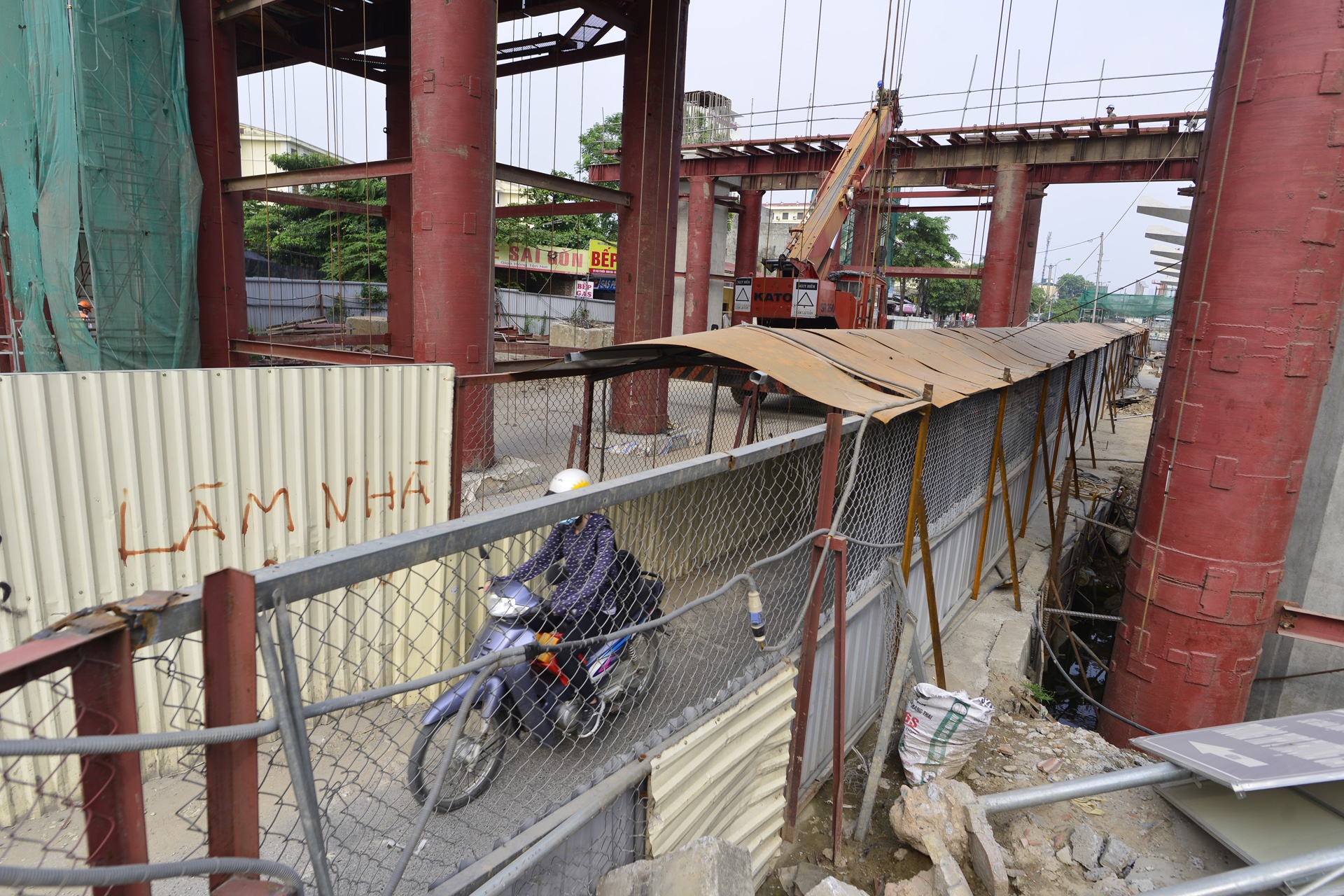 Xe may chui qua ro sat doc tuyen metro hinh anh