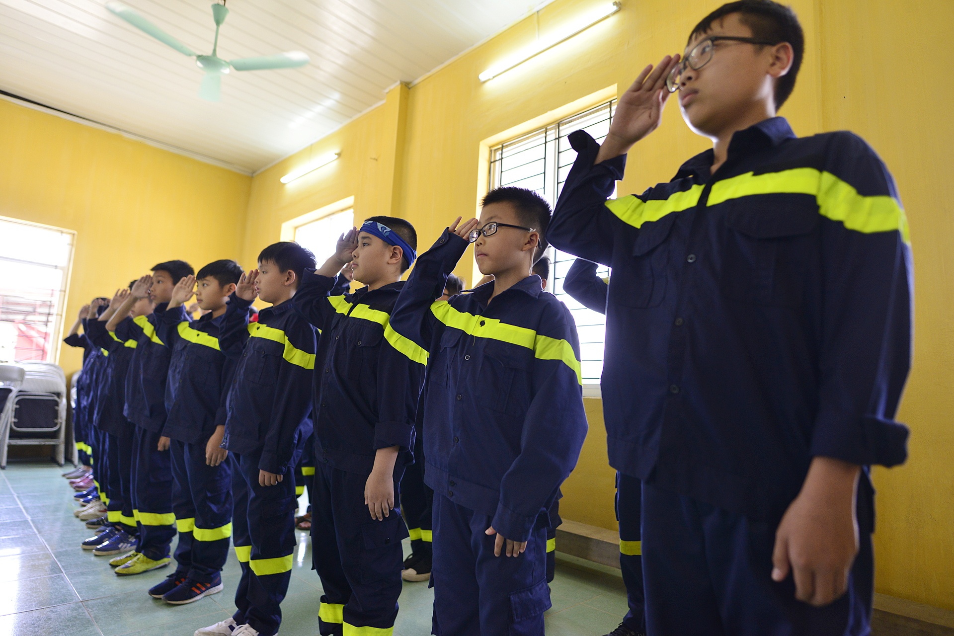 Tre nho trai nghiem lam 'linh' trong moi truong khac nghiet hinh anh