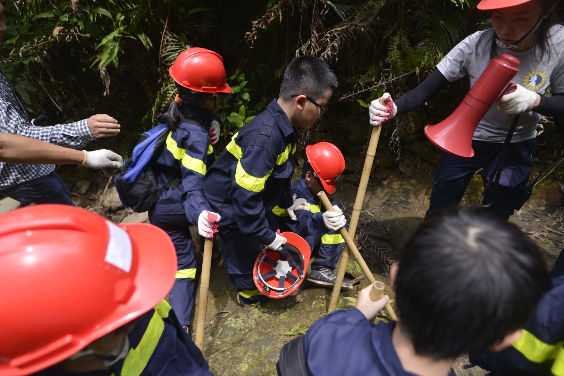 cac em nho hoc ky nang sinh ton trong rung sau anh 12