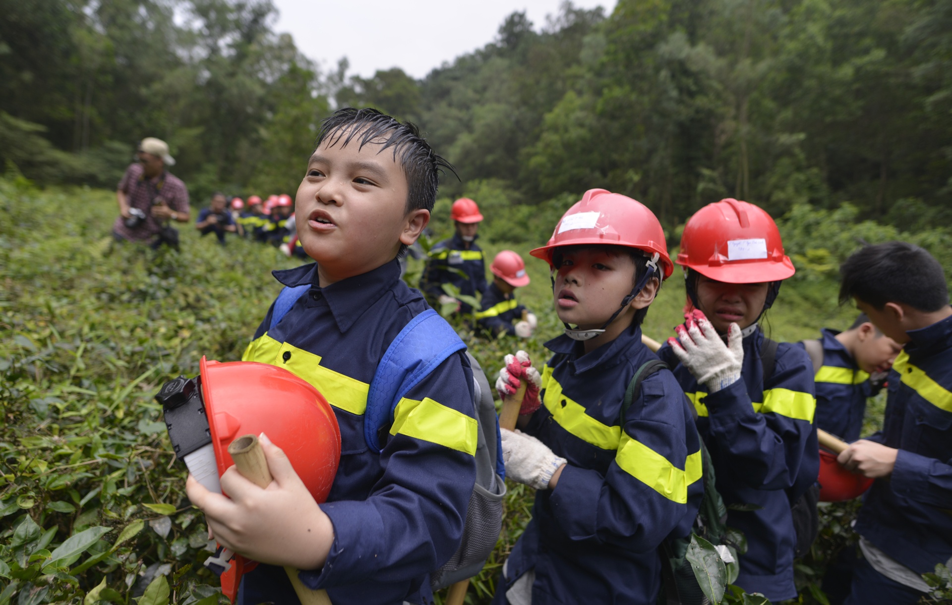 Tre em bang rung, loi suoi hoc cach sinh ton hinh anh