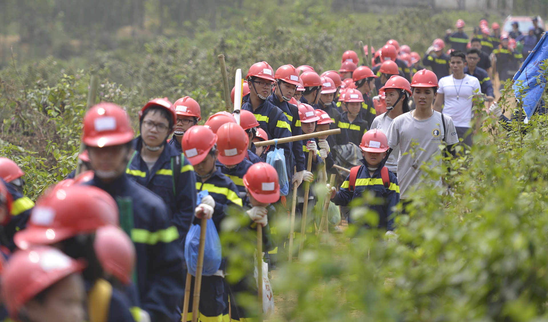 cac em nho hoc ky nang sinh ton trong rung sau anh 1