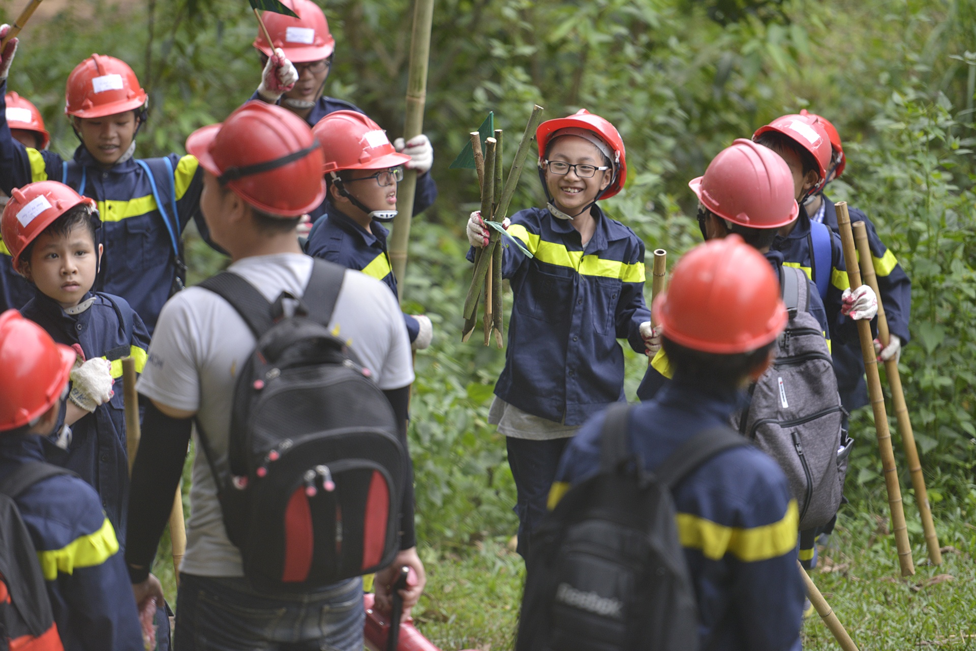 cac em nho hoc ky nang sinh ton trong rung sau anh 5