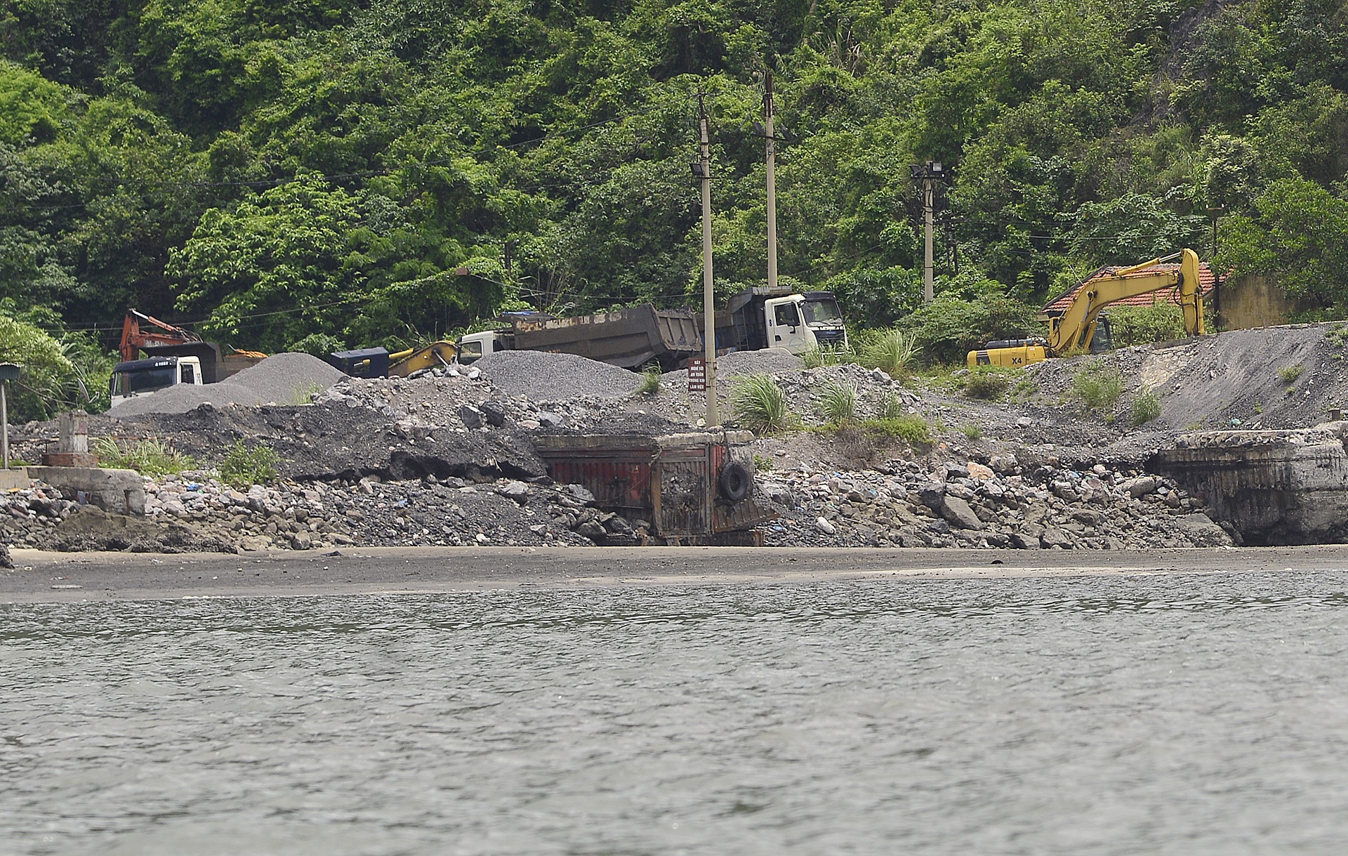 cong truong khai thac da tren Vinh Ha Long anh 11