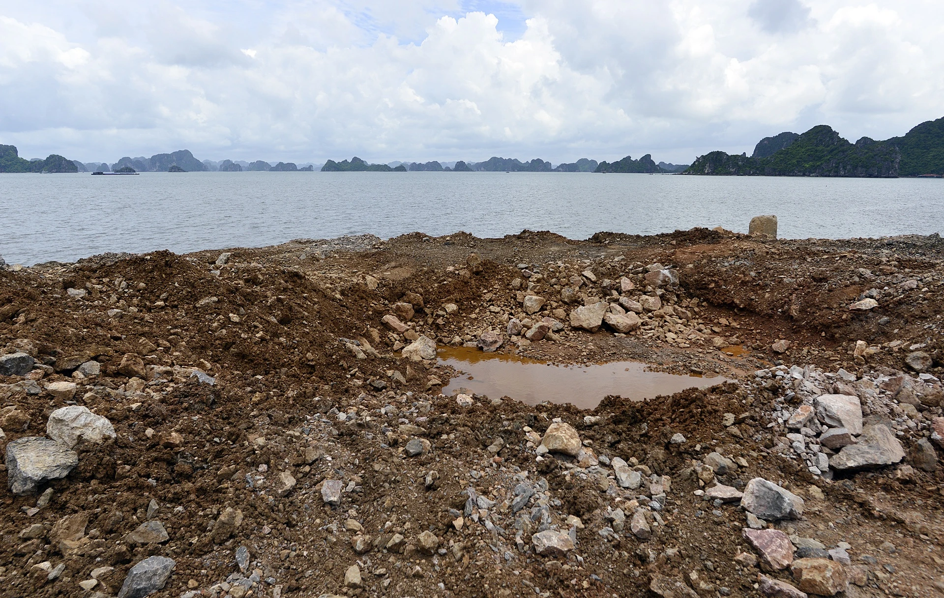 cong truong khai thac da tren Vinh Ha Long anh 13
