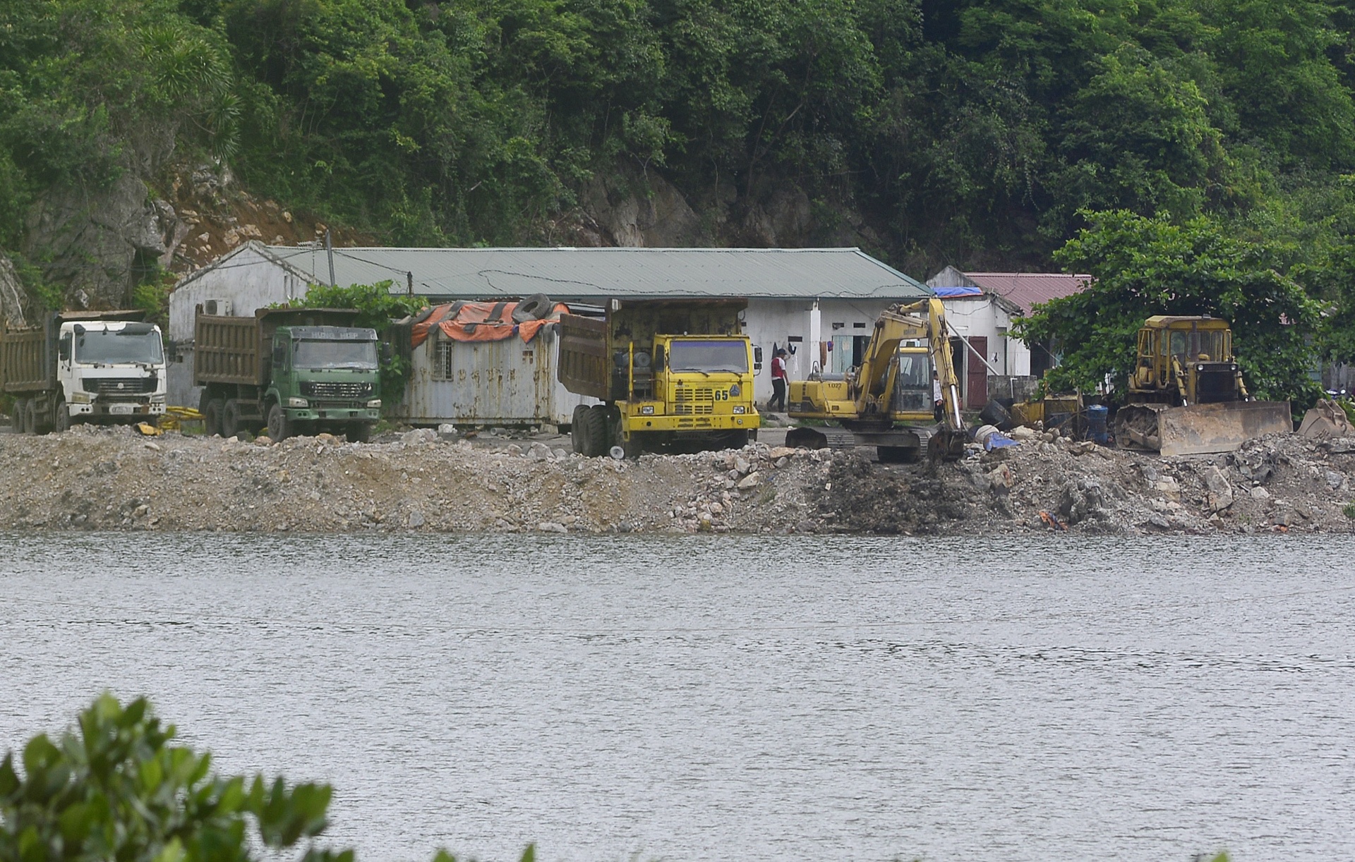 cong truong khai thac da tren Vinh Ha Long anh 12