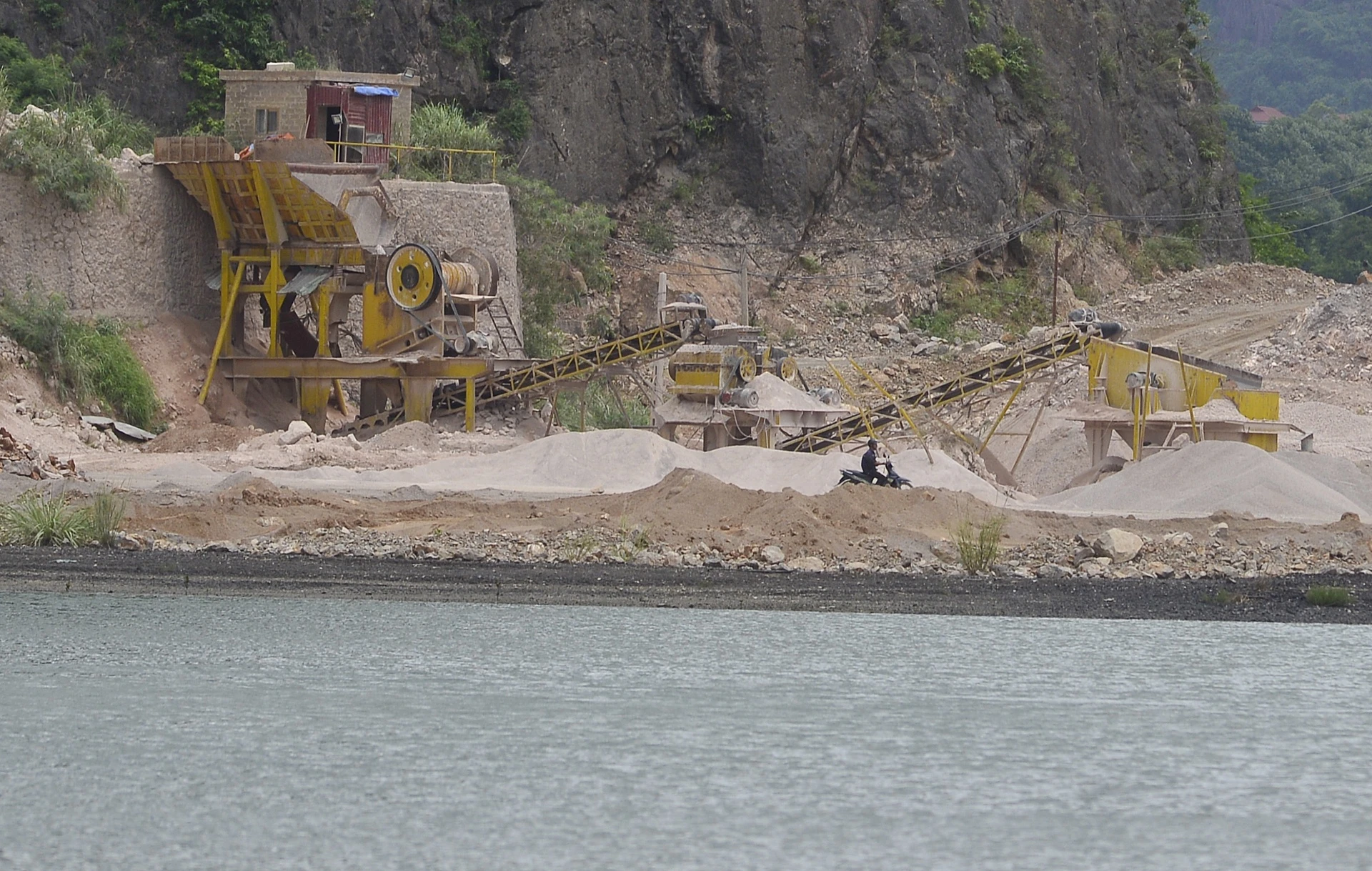 cong truong khai thac da tren Vinh Ha Long anh 4