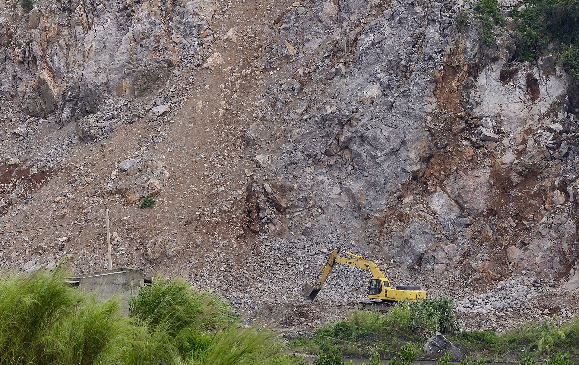 cong truong khai thac da tren Vinh Ha Long anh 5