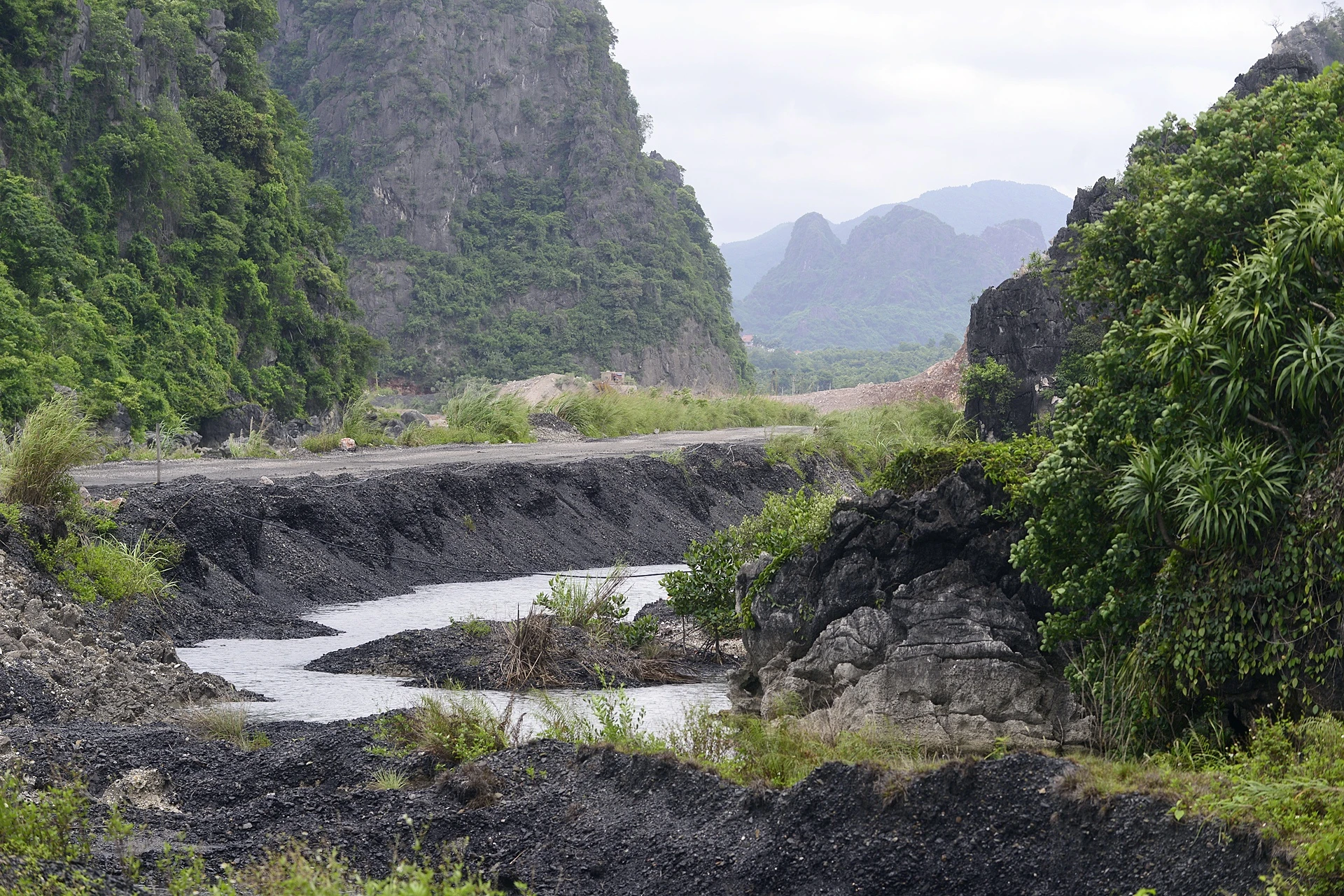 cong truong khai thac da tren Vinh Ha Long anh 7