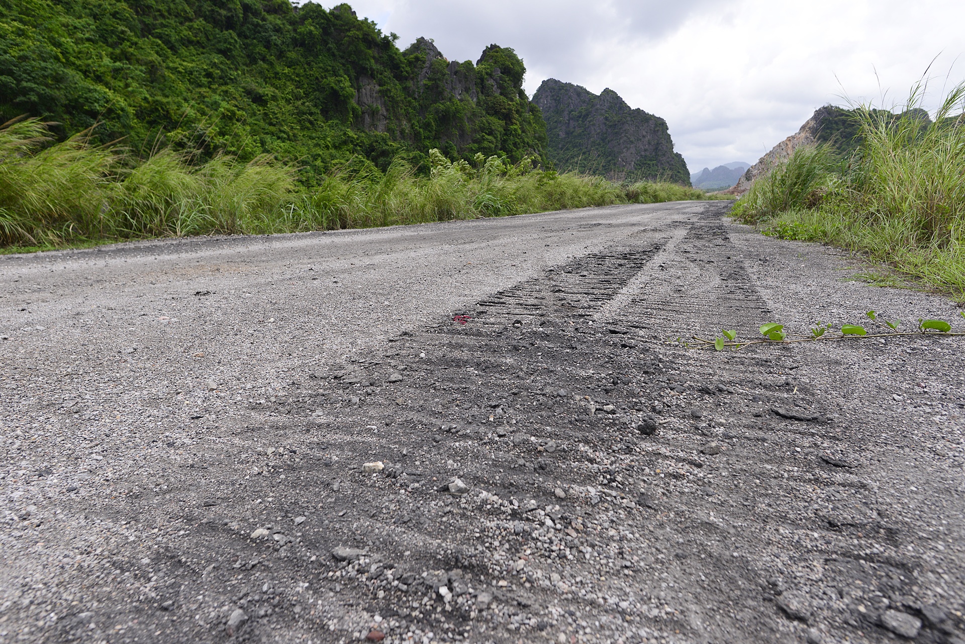 cong truong khai thac da tren Vinh Ha Long anh 8