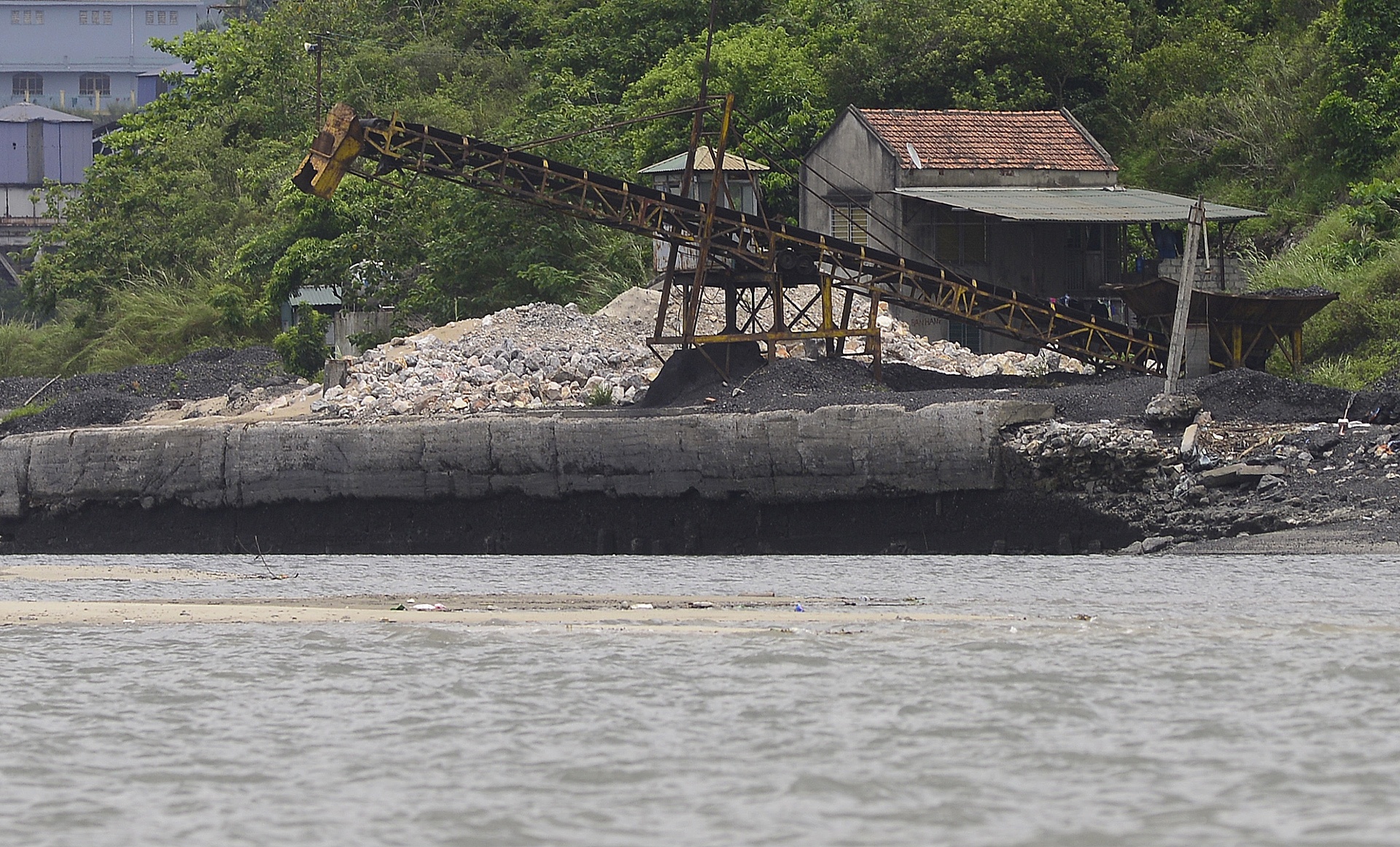cong truong khai thac da tren Vinh Ha Long anh 10