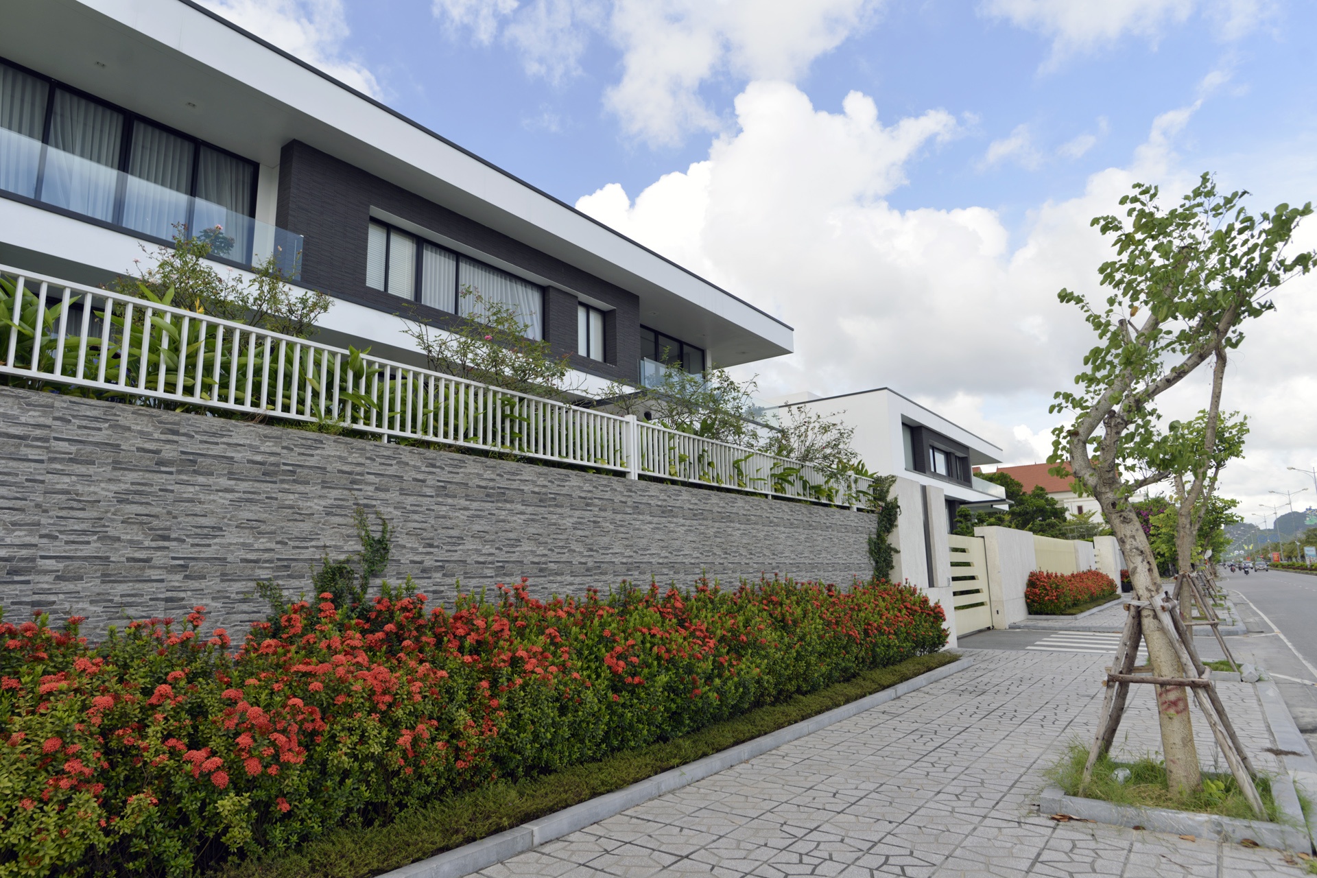 Biet thu,  lau dai o pho 'vip' chay doc bien vinh H anh 6