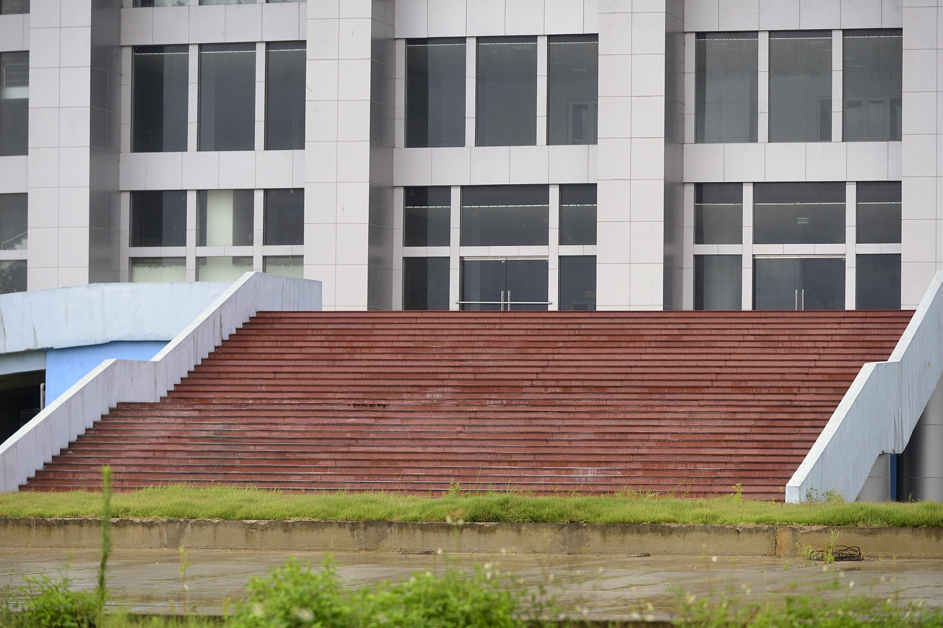 nha thi dau nghin ty nam giua canh dong anh 14