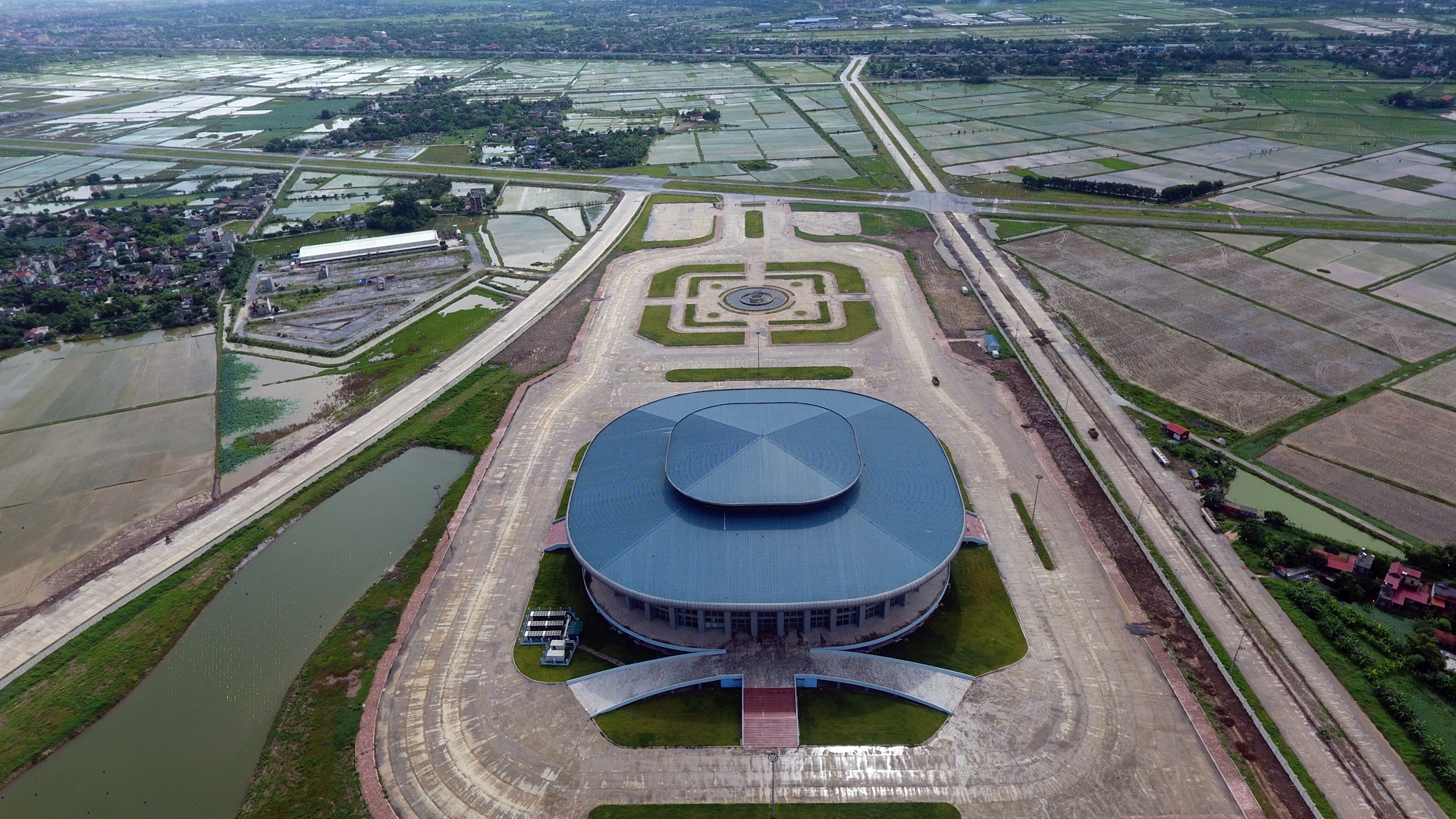 Nha thi dau nghin ty nam giua canh dong hinh anh