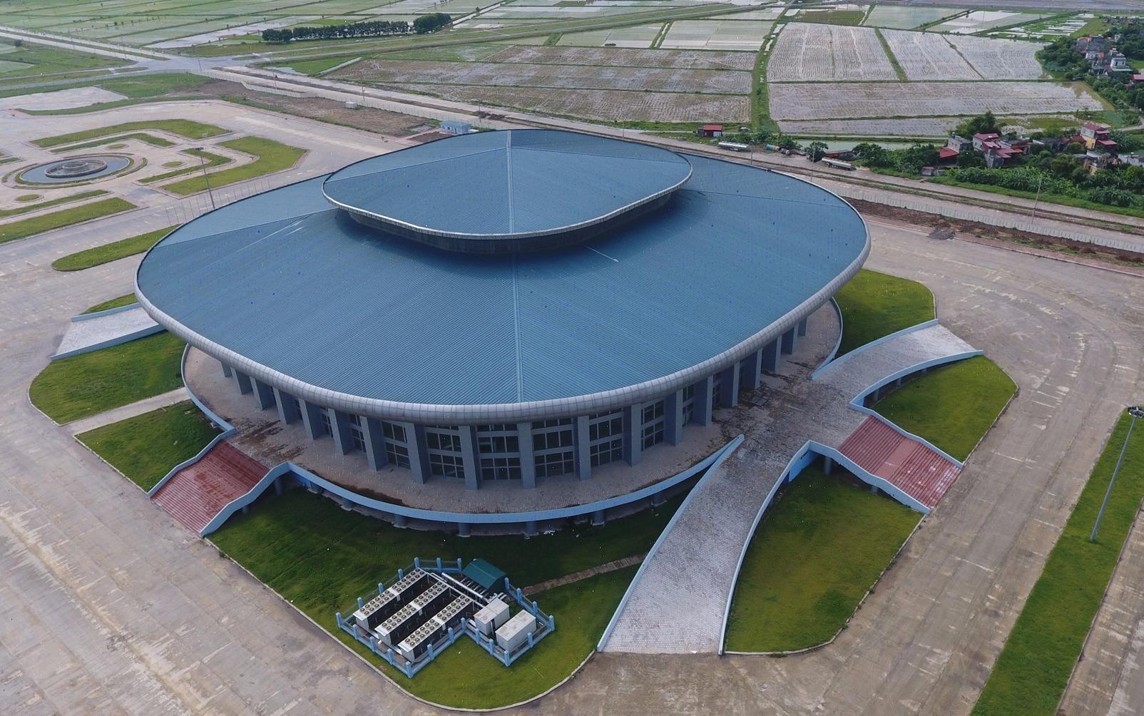 Nha thi dau 1.000 ty xay xong bo khong giua canh dong hinh anh