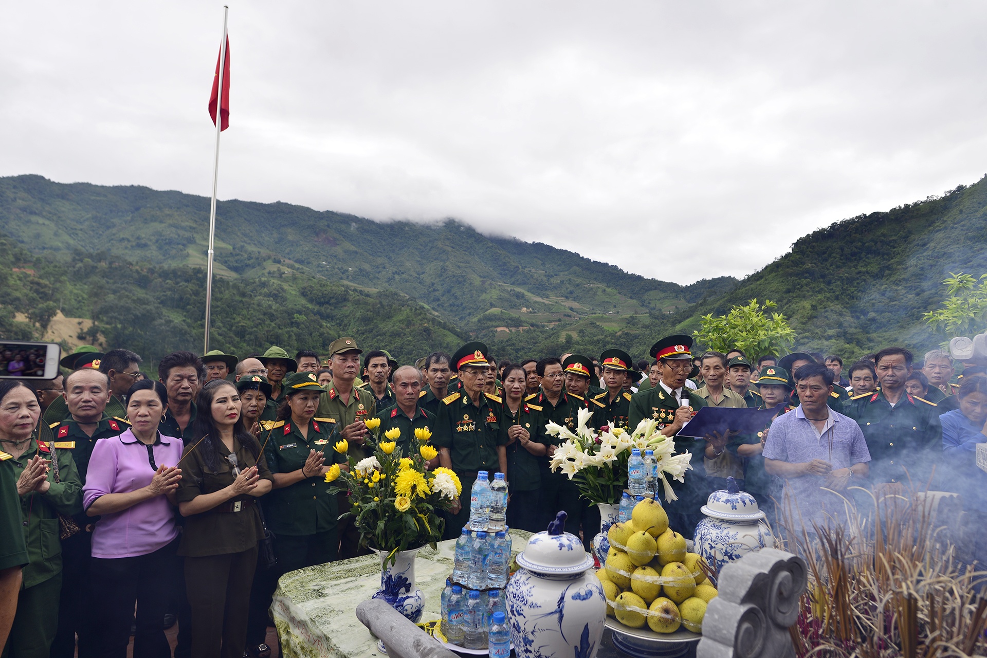 Doi mua tham dong doi tai chien truong Vi Xuyen anh 10
