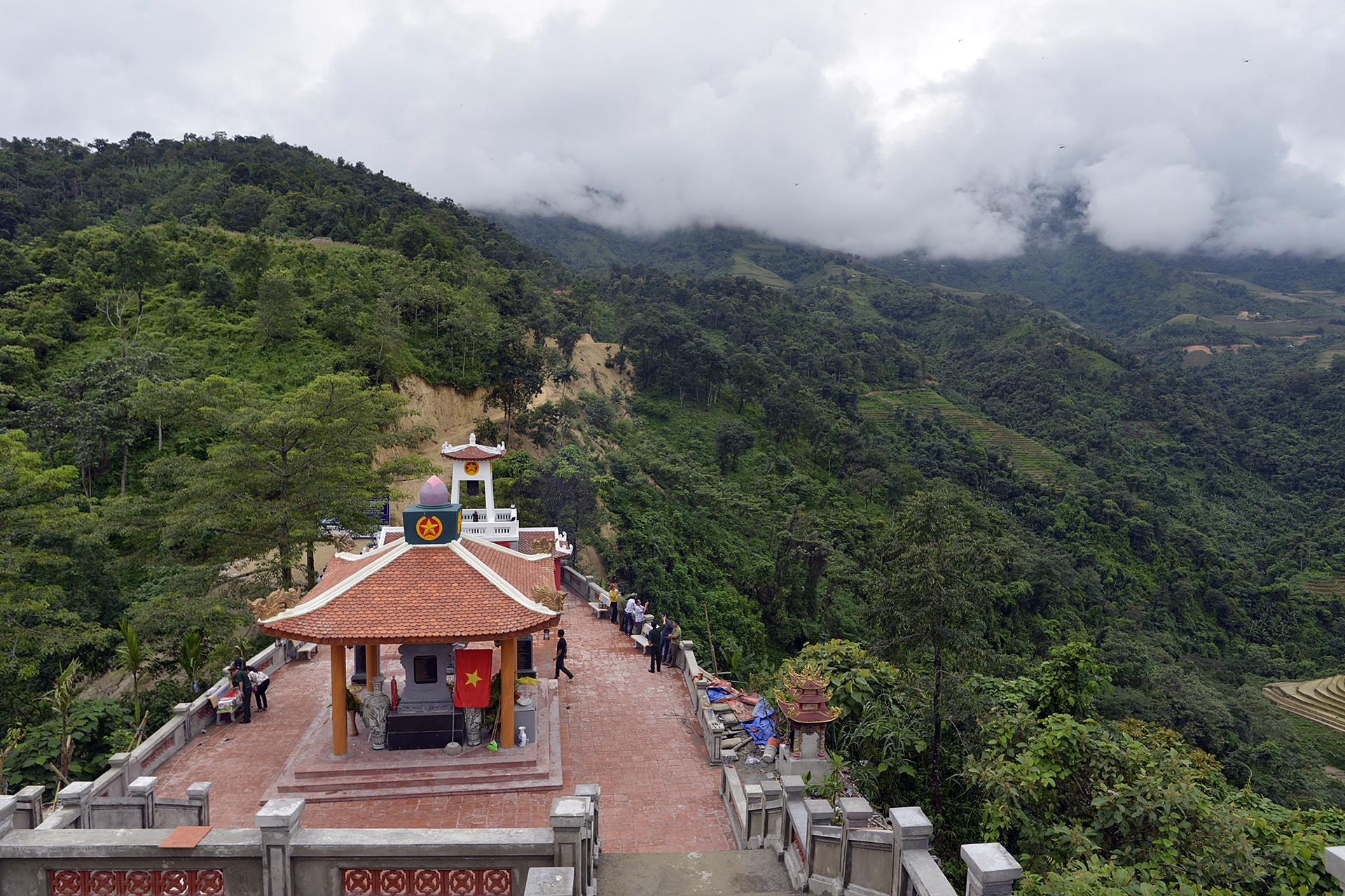 Doi mua tham dong doi tai chien truong Vi Xuyen anh 8