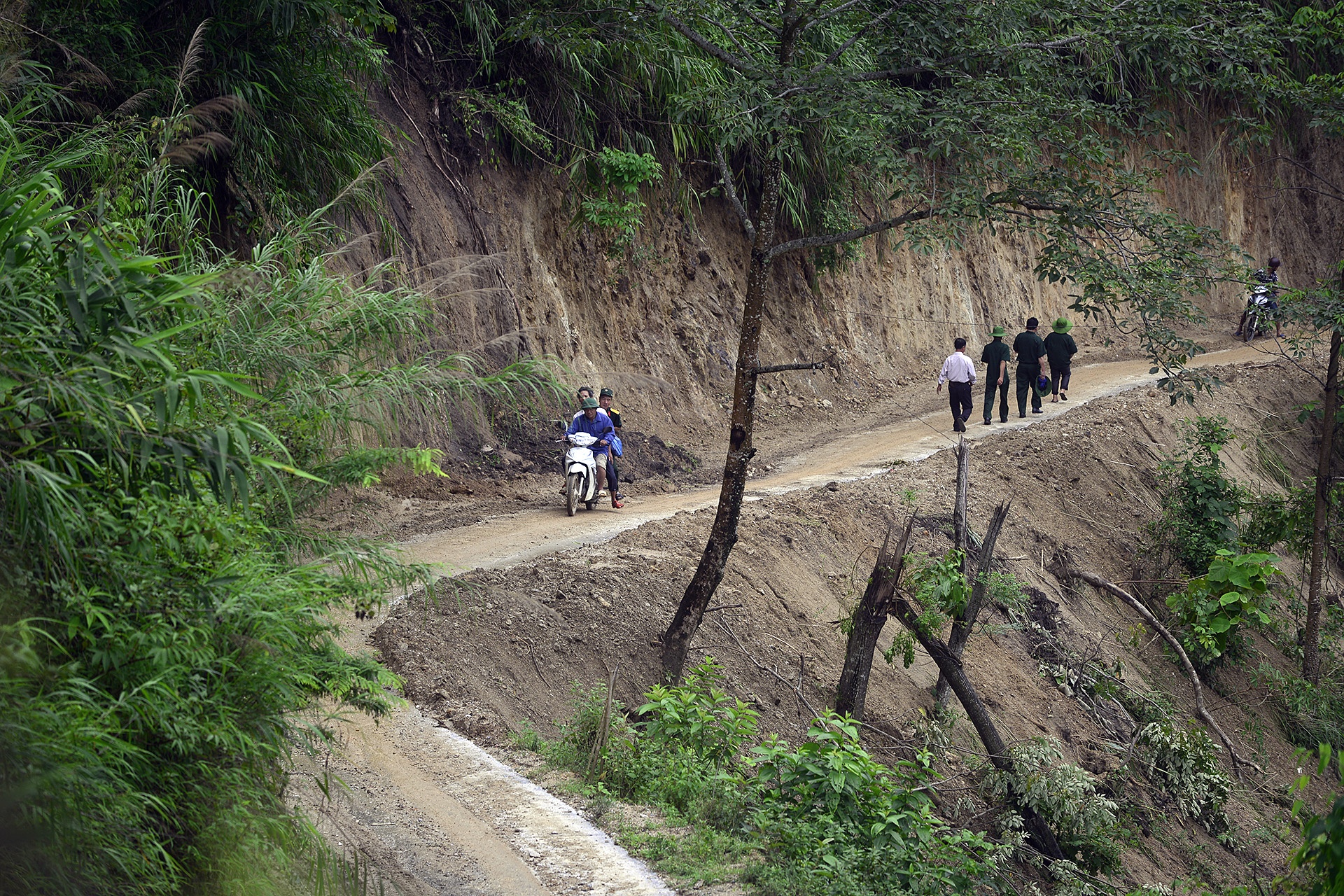 Doi mua tham dong doi tai chien truong Vi Xuyen anh 9