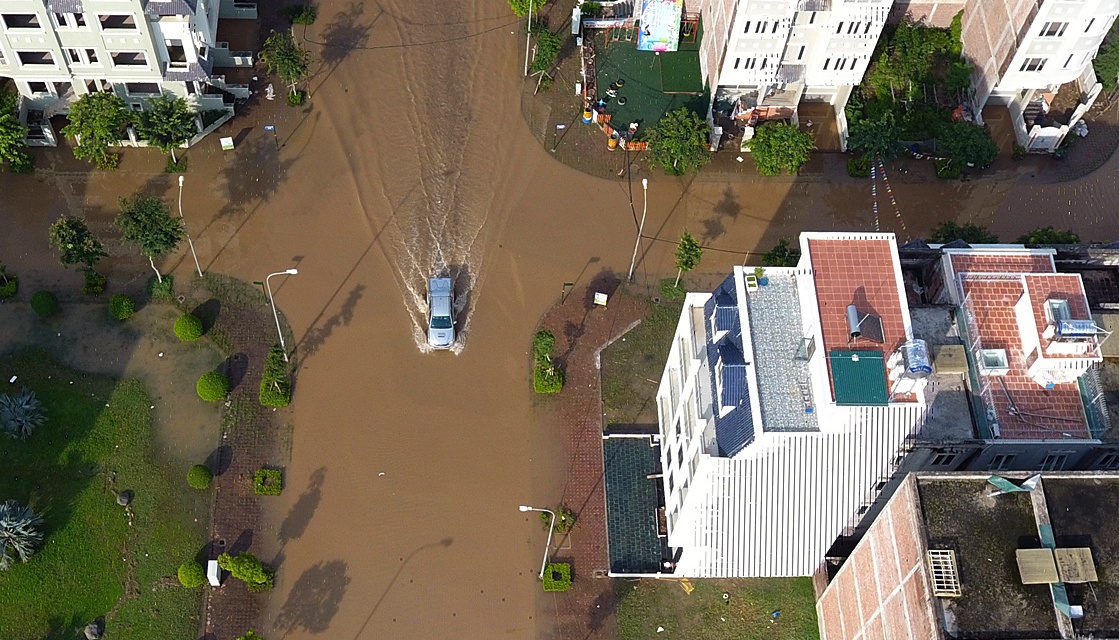 Khu do thi ngap ca ngay sau con mua buoi sang hinh anh
