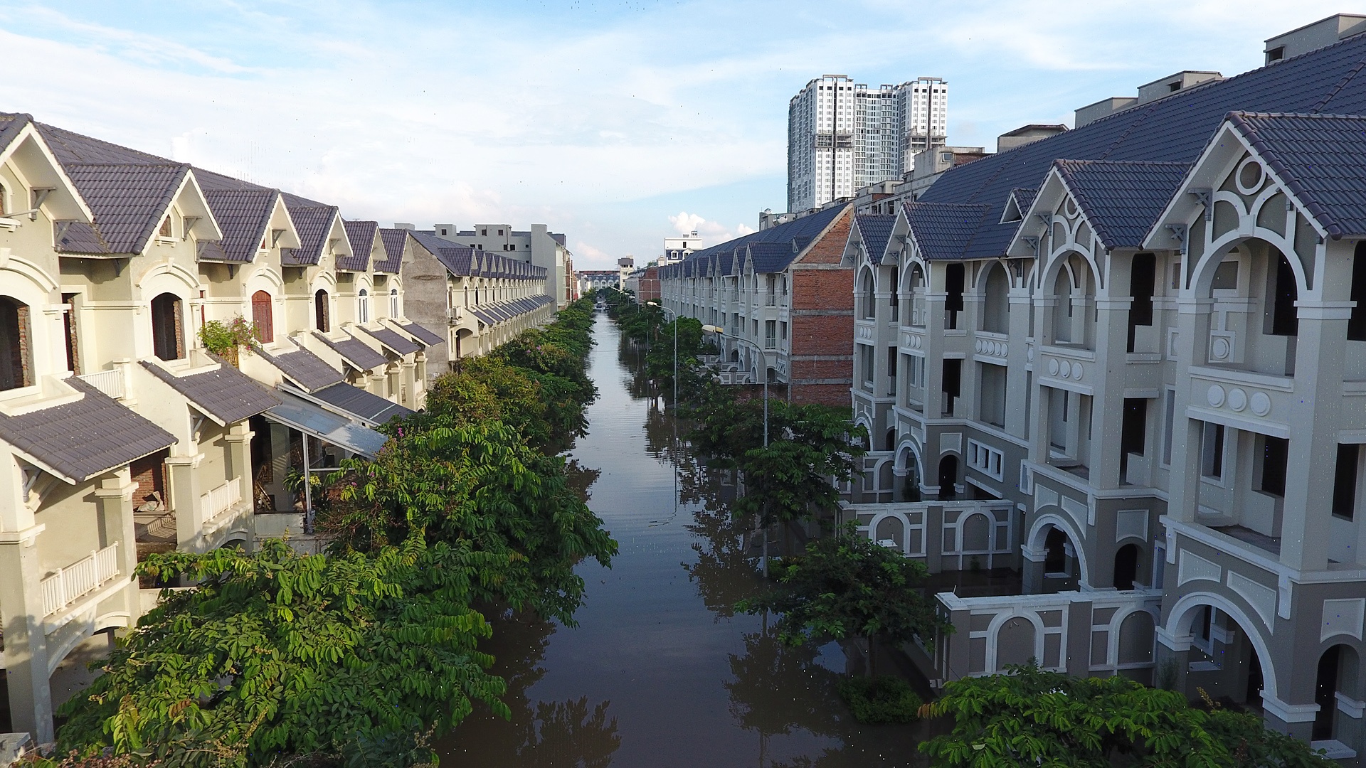 Khu biet thu sang trong bien thanh 'song' sau tran mua 60 phut hinh anh