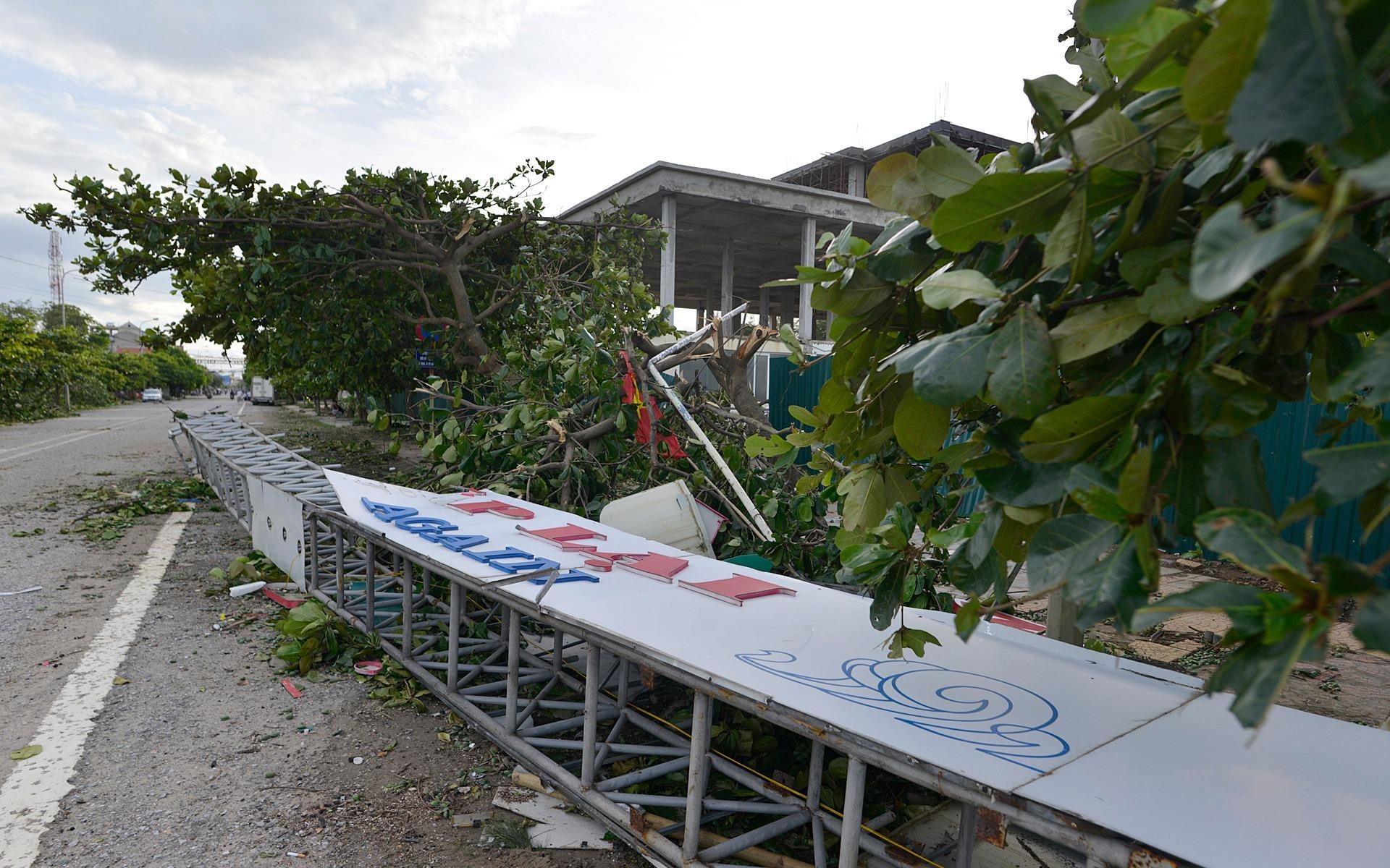 Cua Lo nhu 'bai chien truong' sau bao so 2 hinh anh