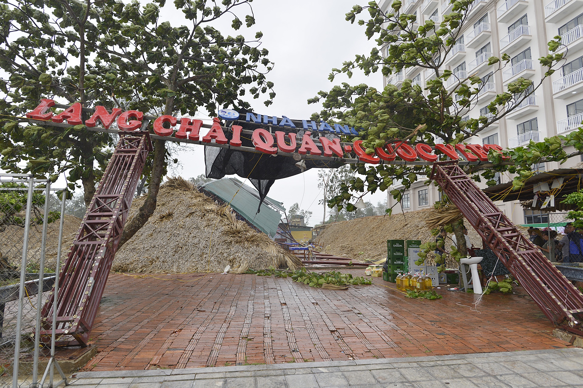 Sam Son tan hoang khi bao so 2 di qua hinh anh