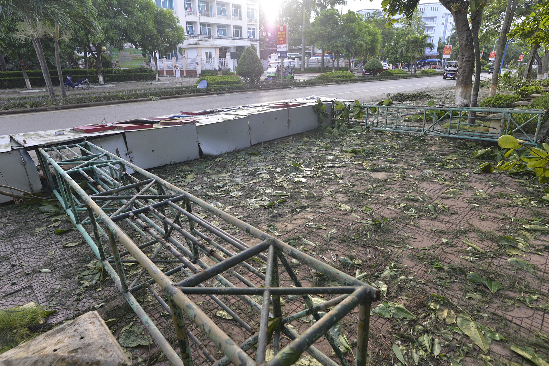 Bai bien Cua Lo tan hoang sau bao hinh anh