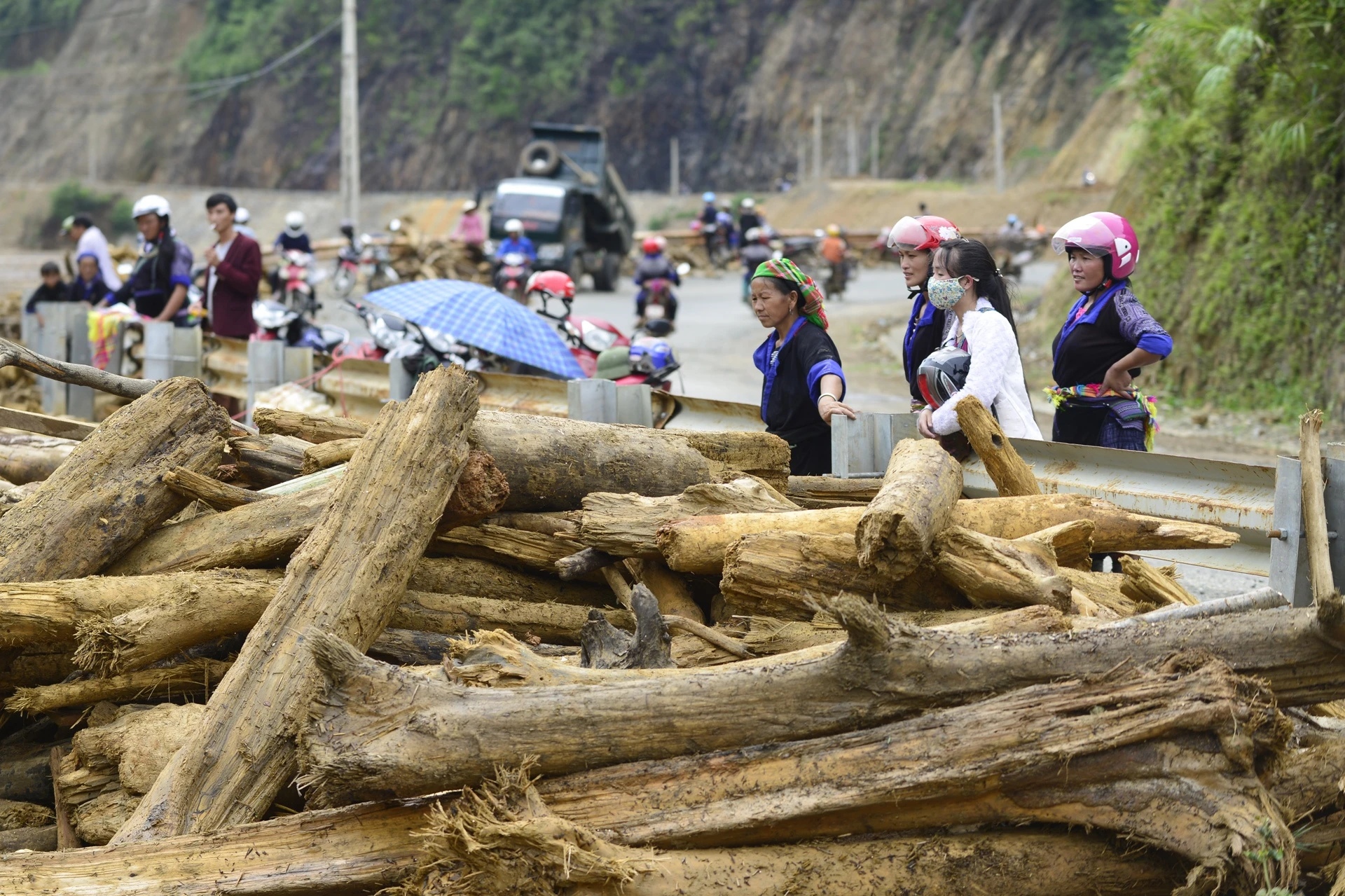 mot cui tren ho thuy dien sau lu quet anh 11