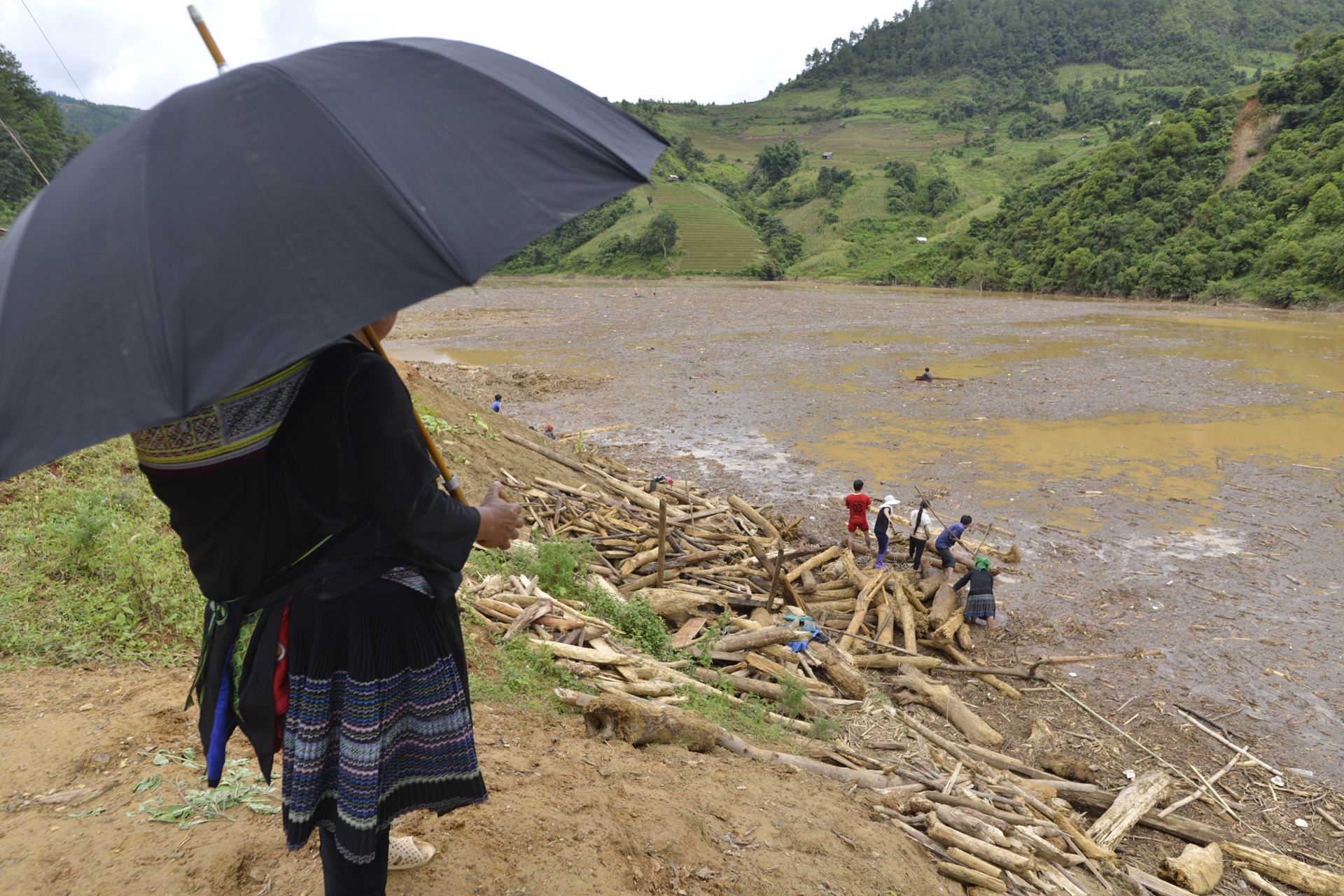 mot cui tren ho thuy dien sau lu quet anh 4
