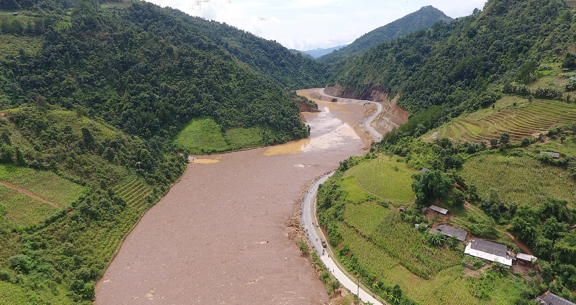 mot cui tren ho thuy dien sau lu quet anh 1