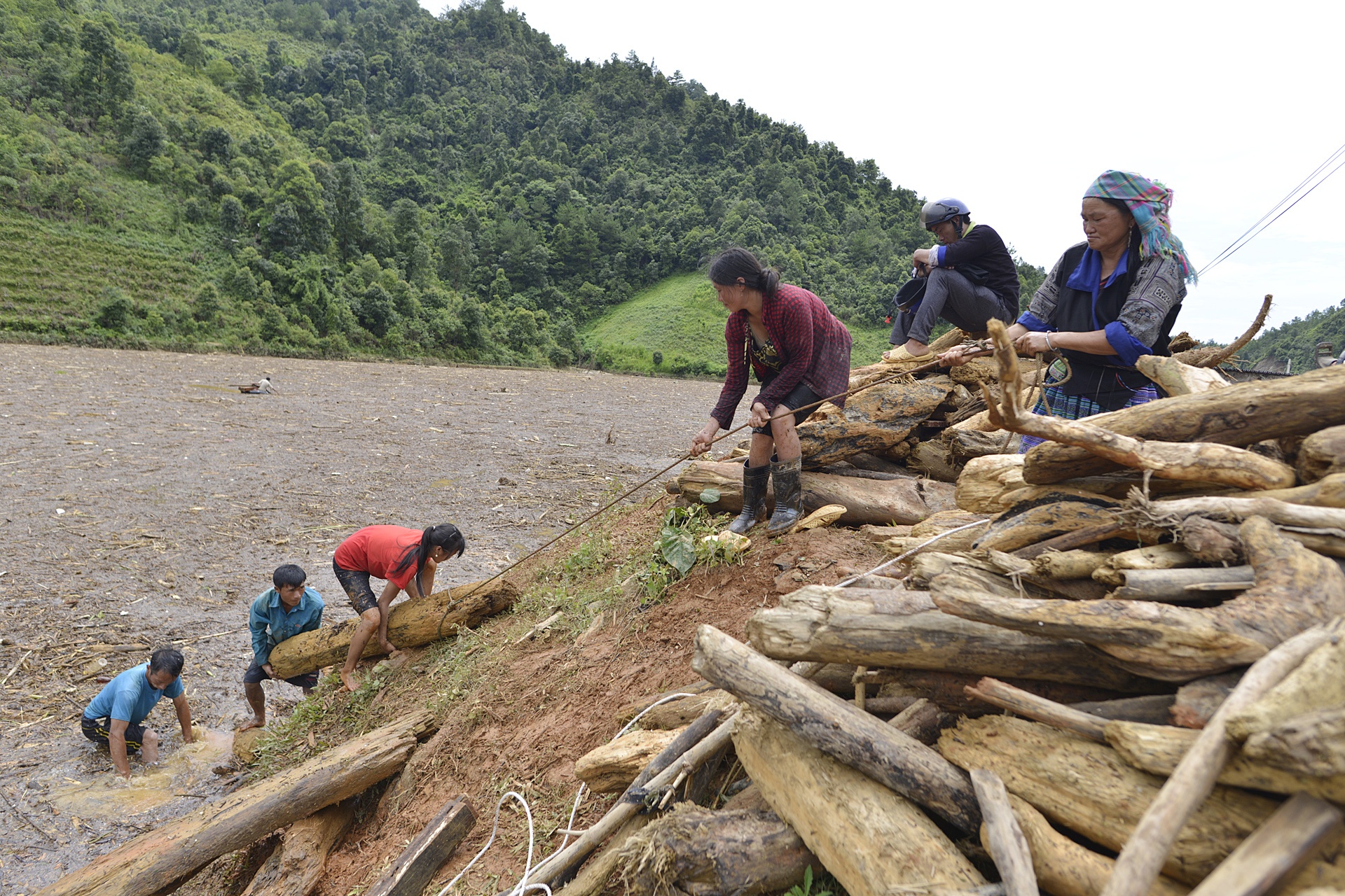 mot cui tren ho thuy dien sau lu quet anh 8