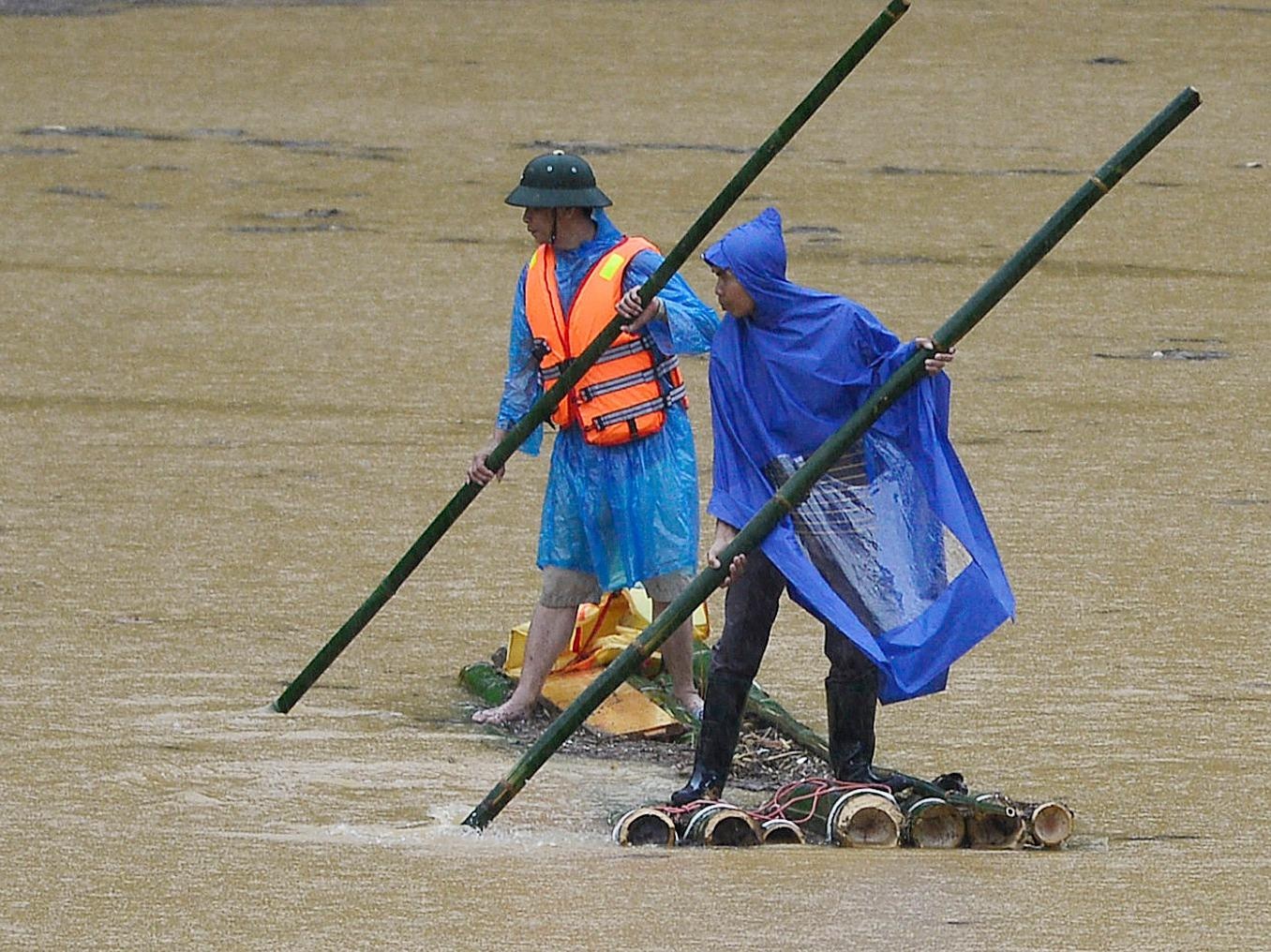 Doi mua tim nguoi mat tich sau lu quet tren ho thuy dien hinh anh