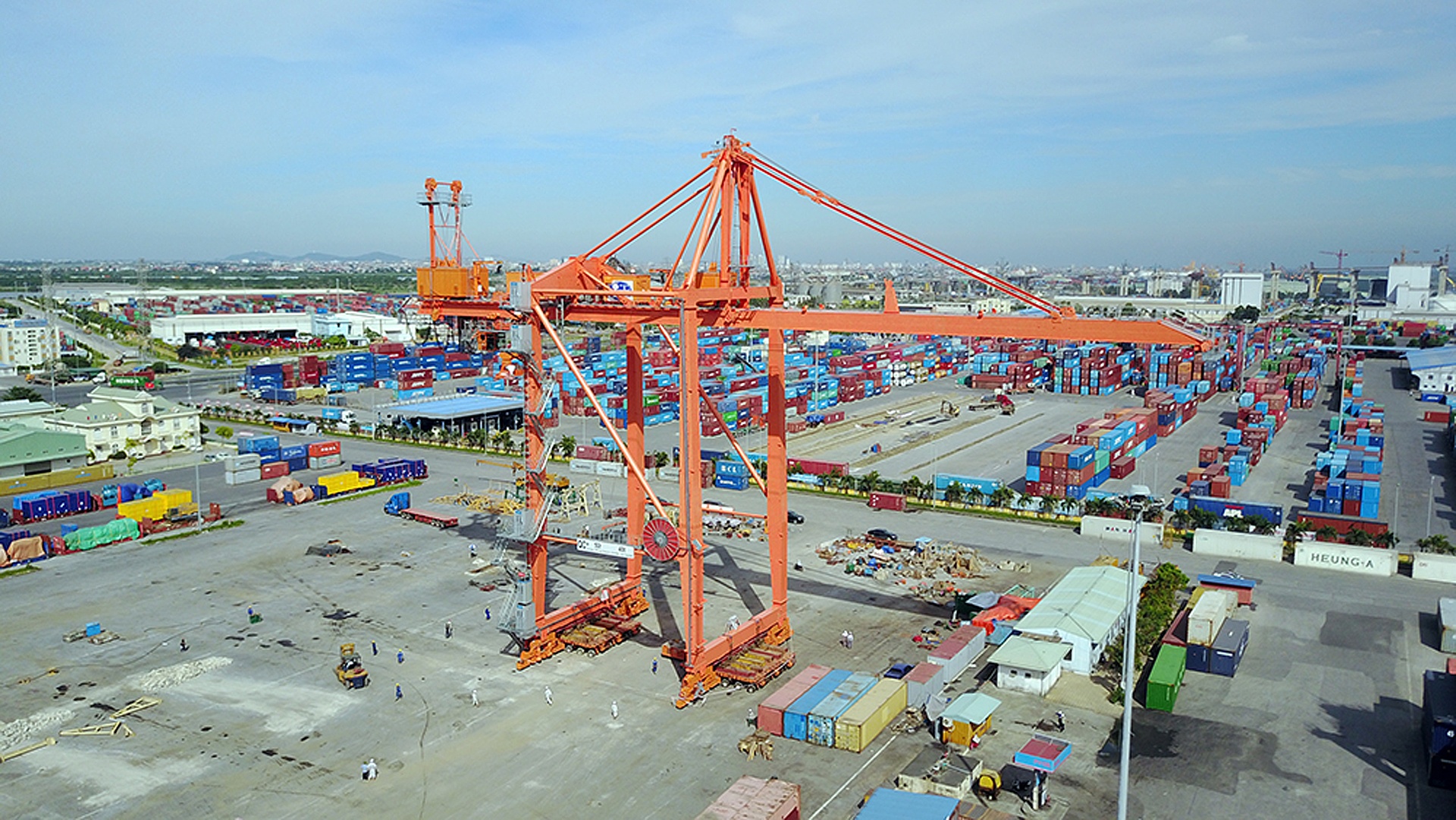 di chuyen can cau nang 700 tan o cang Tan Vu anh 1