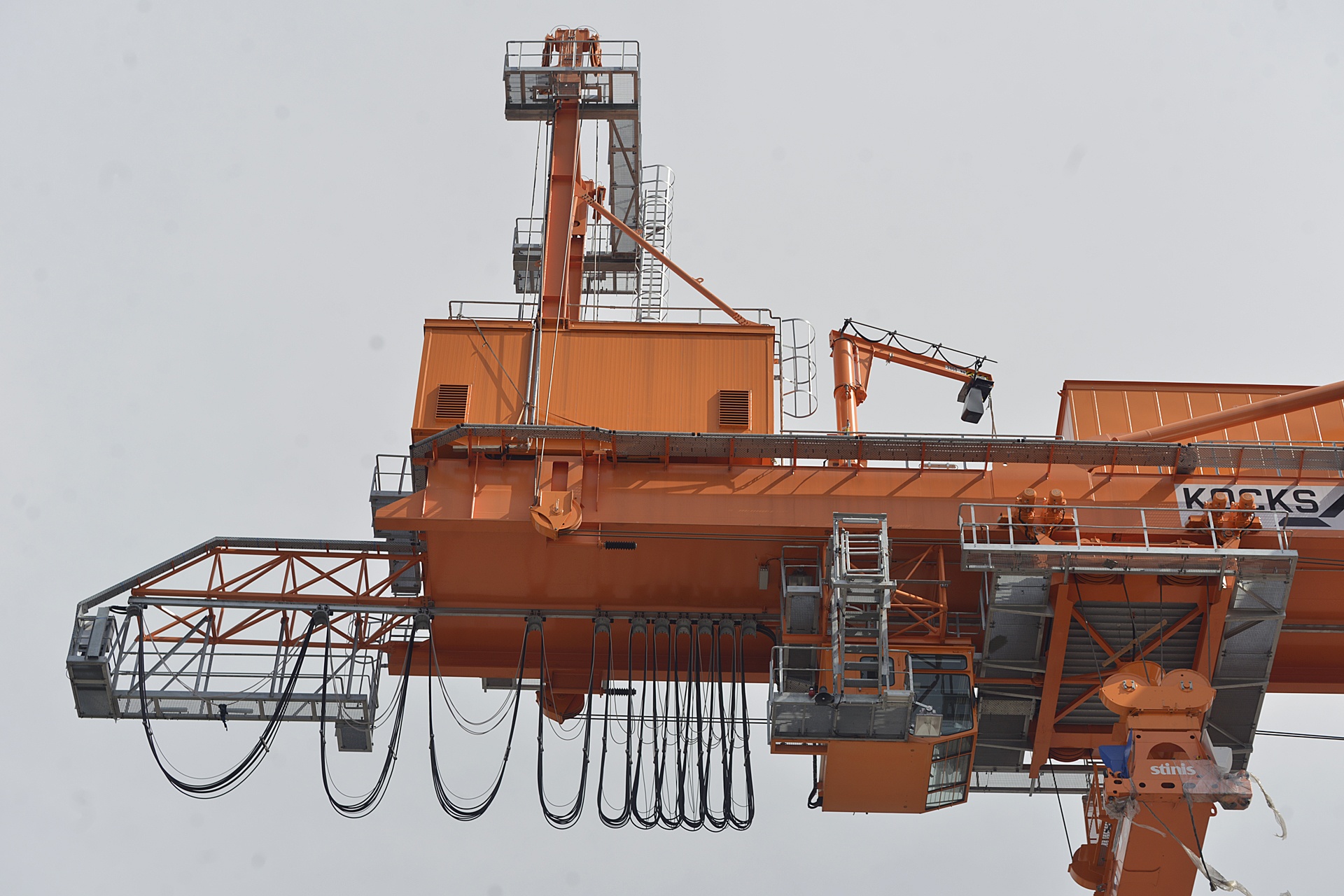 di chuyen can cau nang 700 tan o cang Tan Vu anh 8