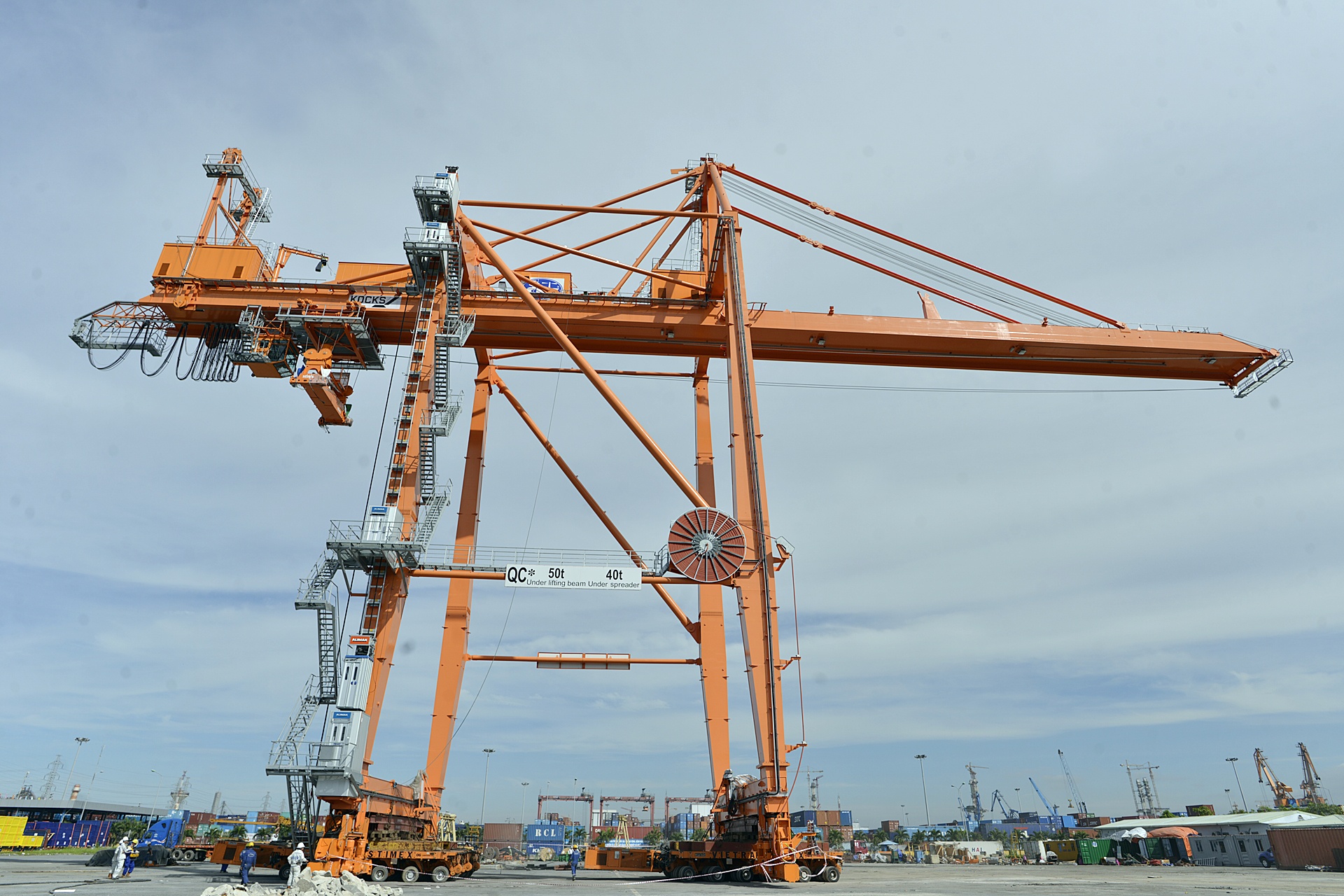 di chuyen can cau nang 700 tan o cang Tan Vu anh 2