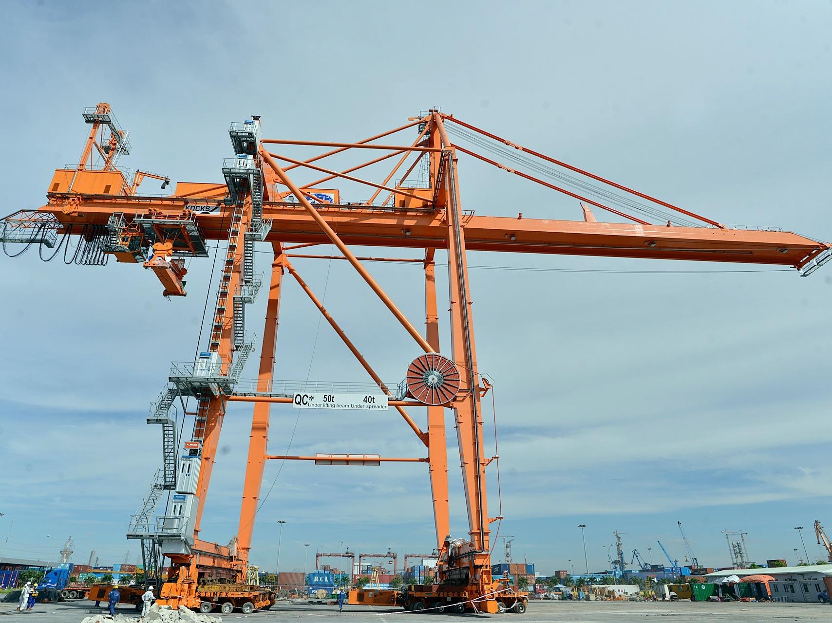 Di chuyen can cau 700 tan bang dieu khien tu xa o Hai Phong hinh anh