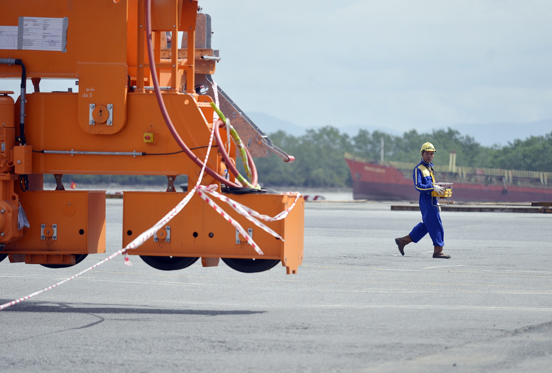 di chuyen can cau nang 700 tan o cang Tan Vu anh 5