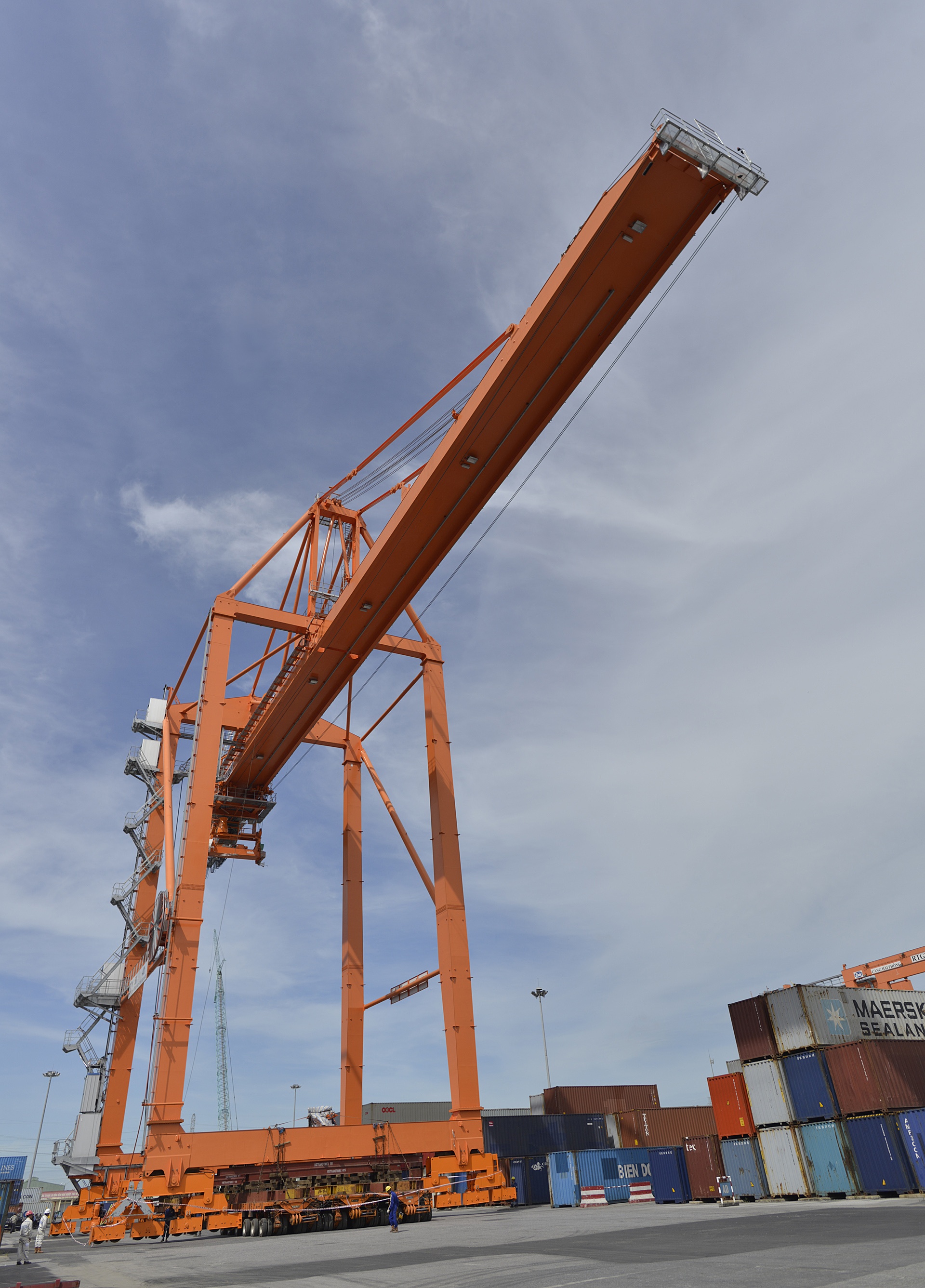 di chuyen can cau nang 700 tan o cang Tan Vu anh 9