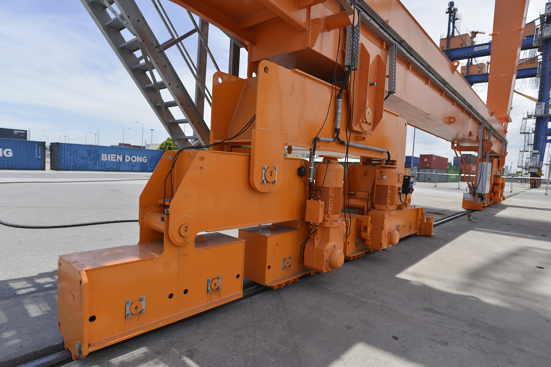 di chuyen can cau nang 700 tan o cang Tan Vu anh 12