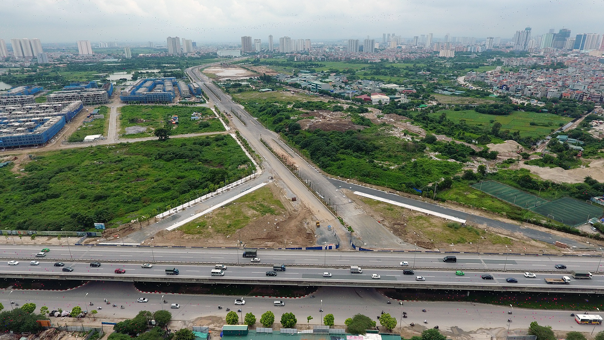Toan canh duong moi 1.500 ty noi Nguyen Xien - Xa La hinh anh