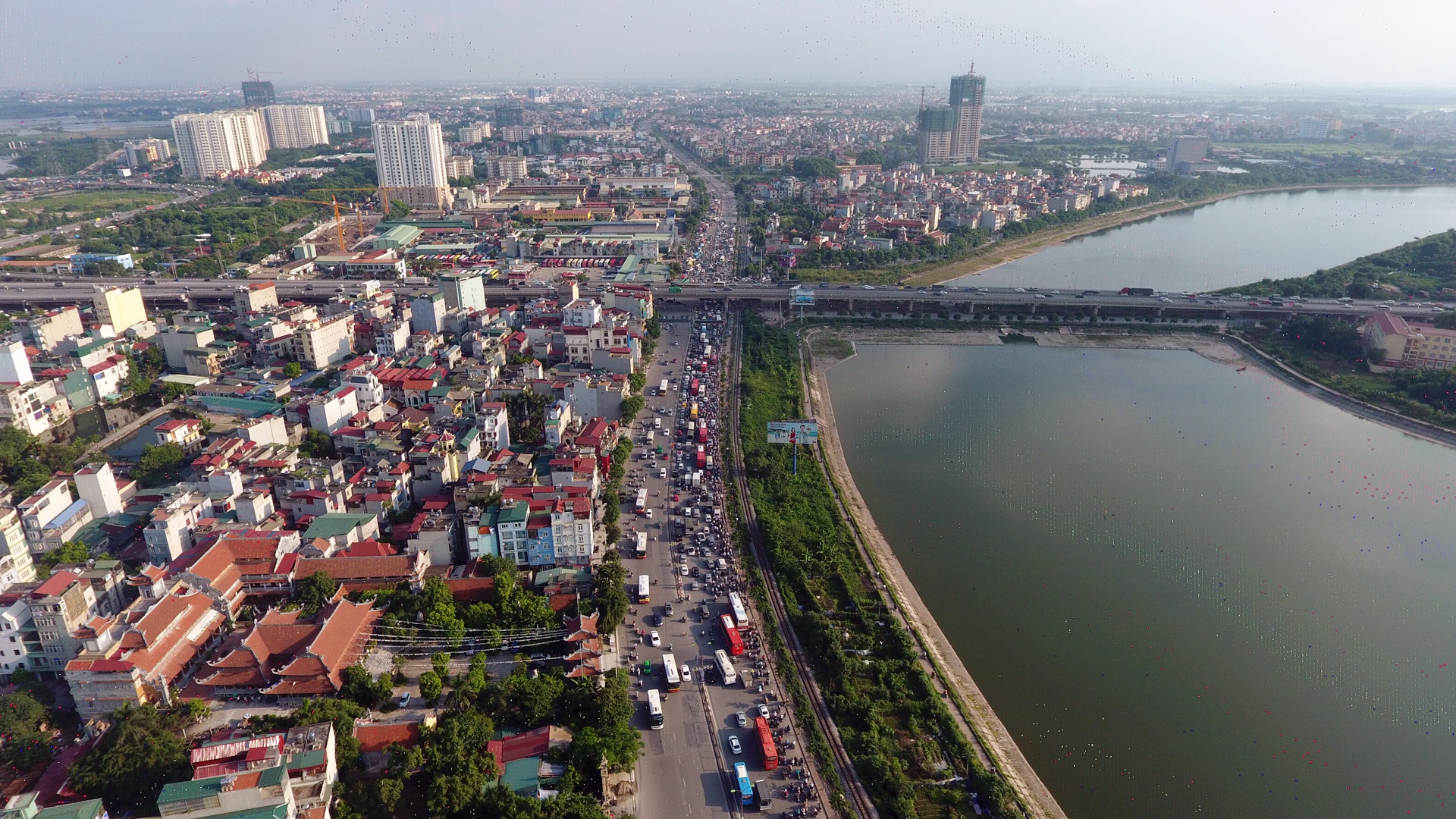 Duong pho un tac,  ben xe dong nghit ngay nghi le anh 1