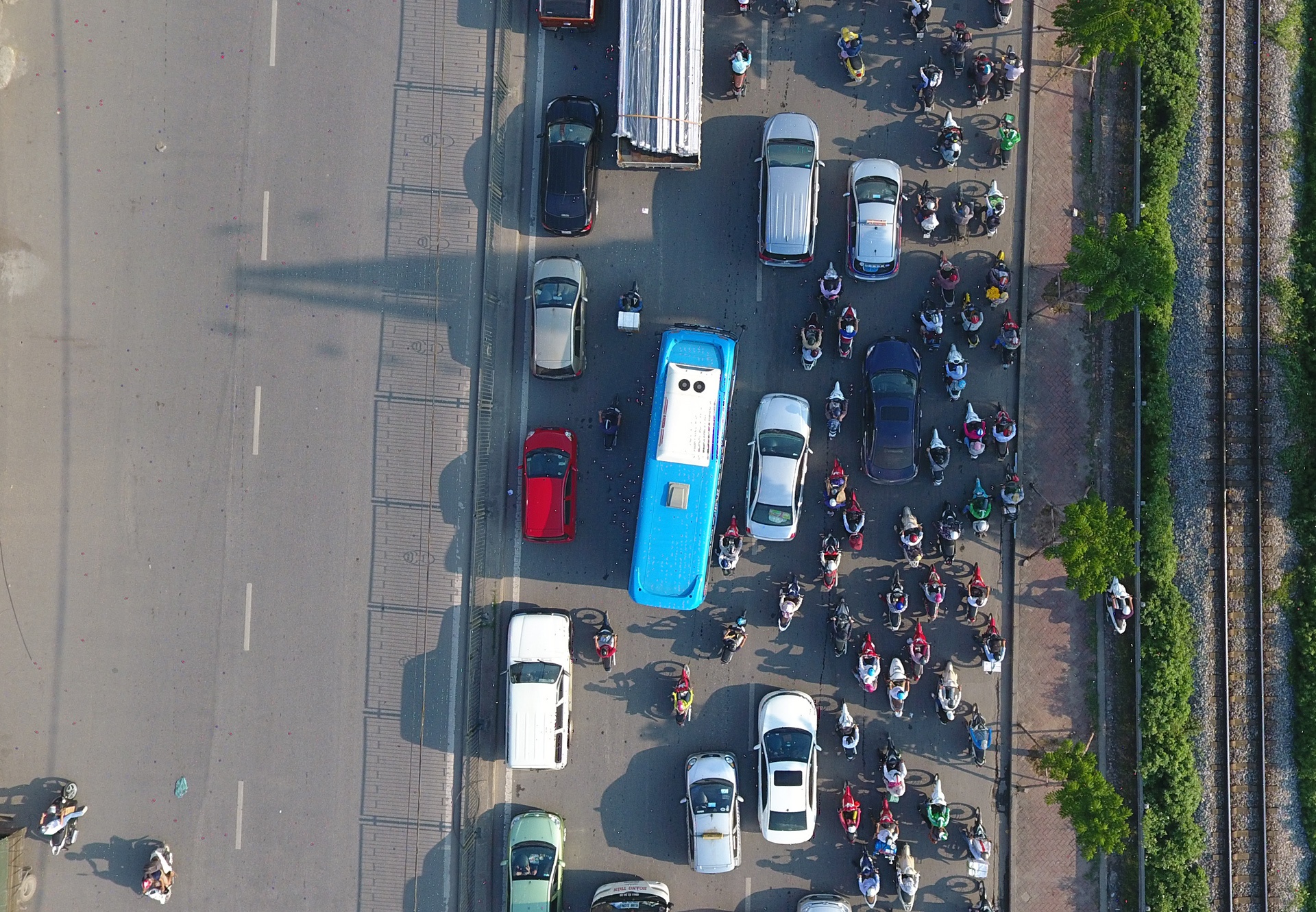 Duong pho un tac,  ben xe dong nghit ngay nghi le anh 2