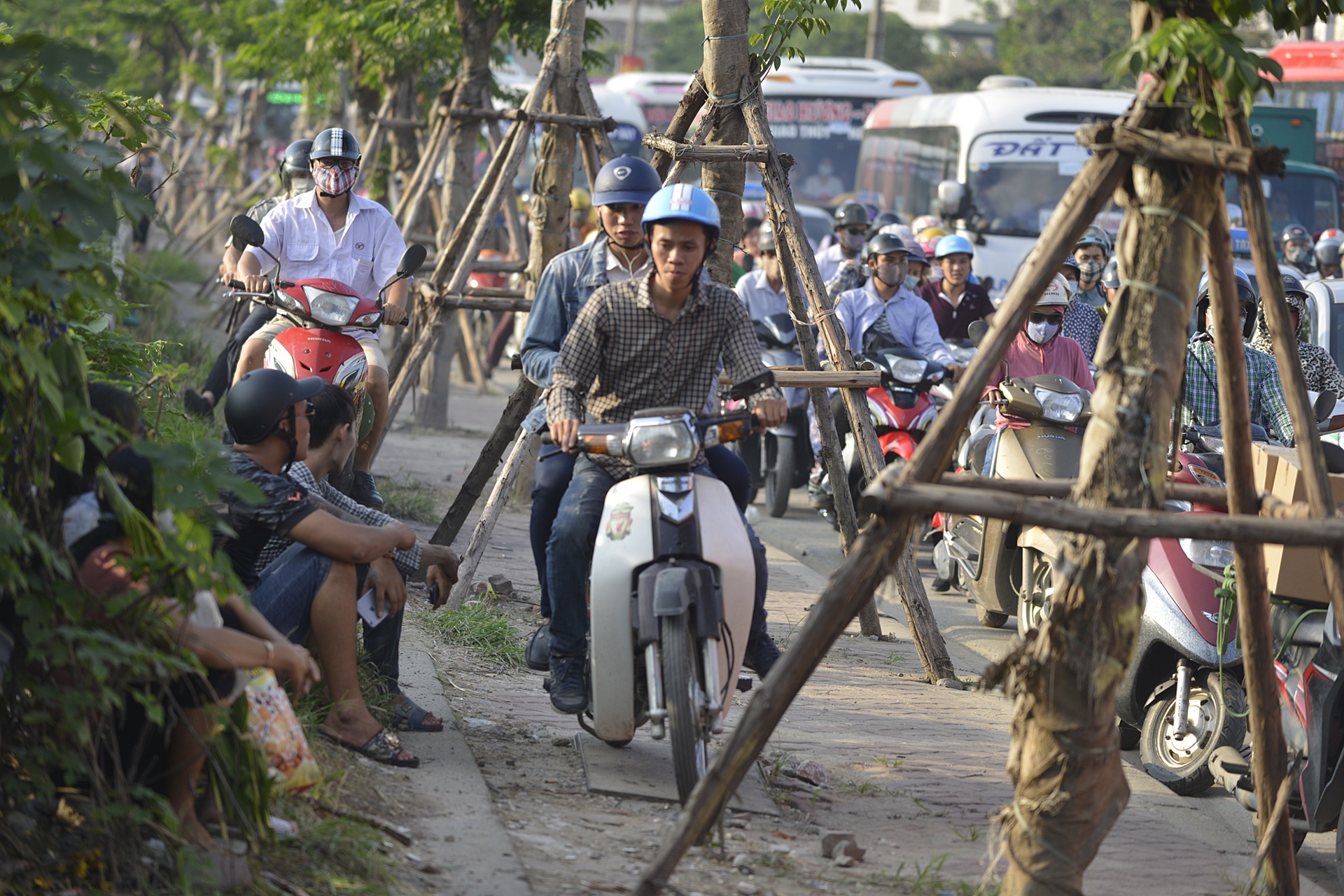 Duong pho un tac,  ben xe dong nghit ngay nghi le anh 3