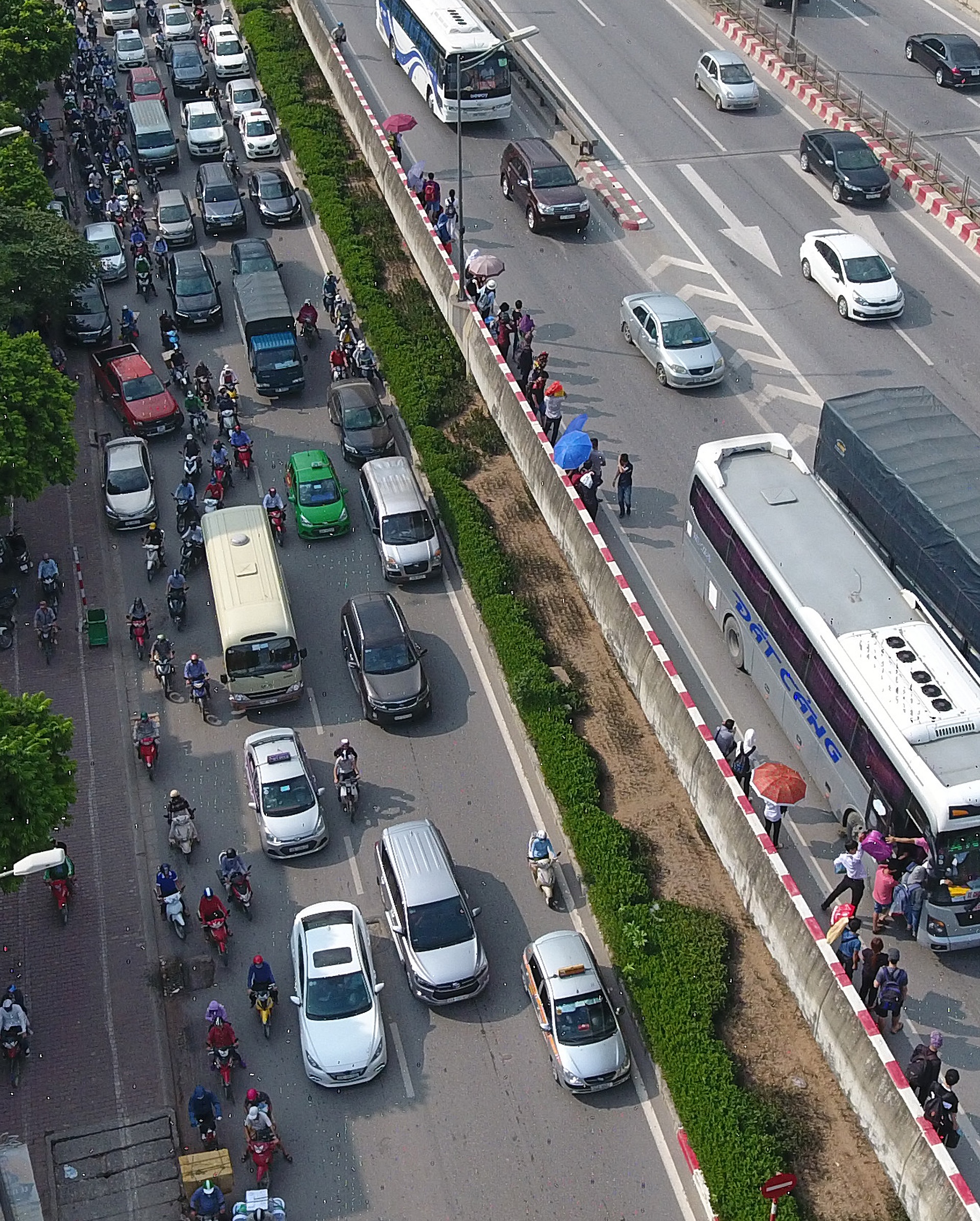 Duong pho un tac,  ben xe dong nghit ngay nghi le anh 7