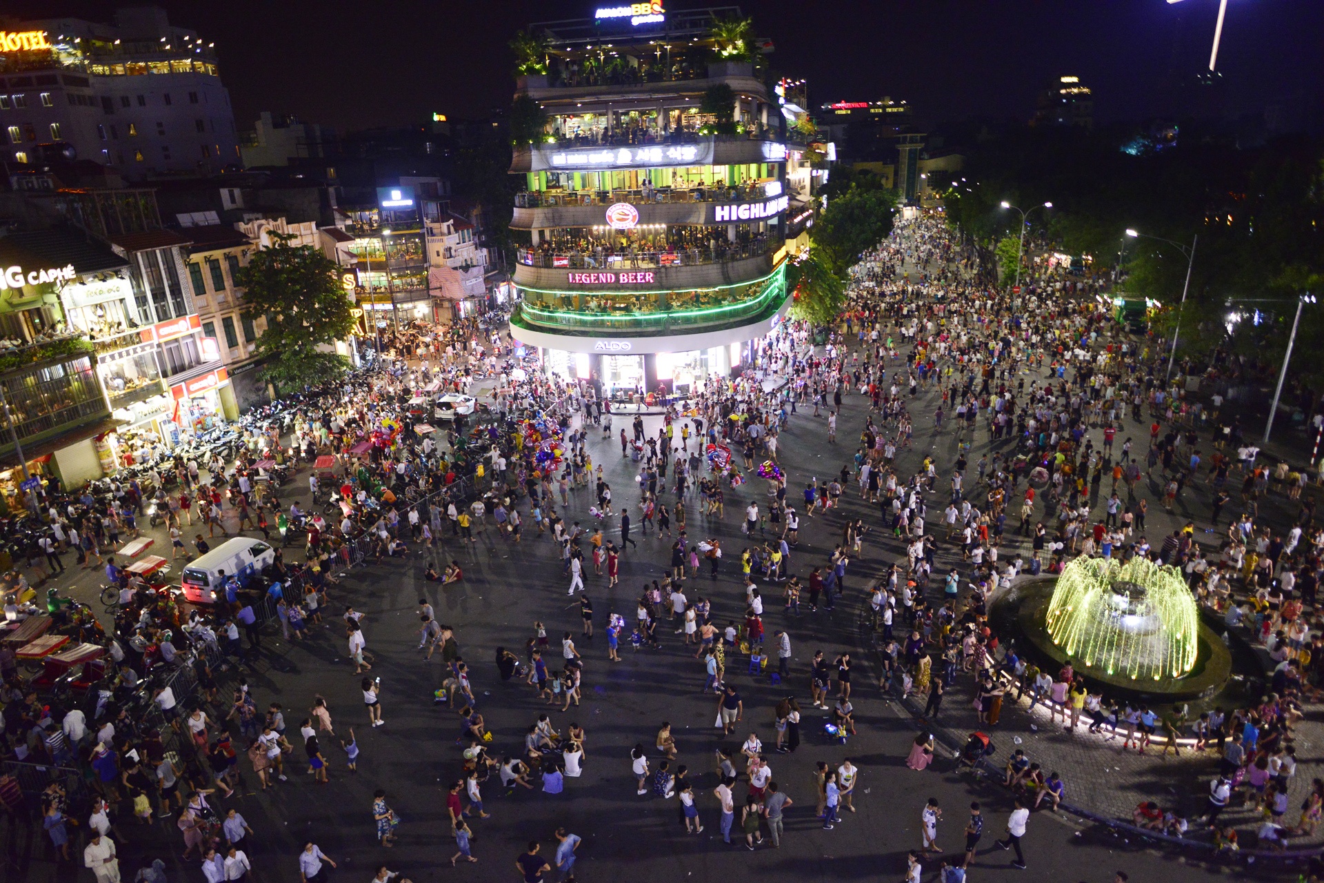 pho di bo dong duc ngay nghi le anh 1